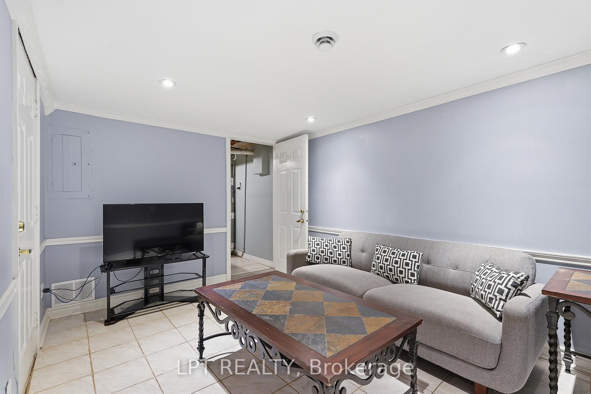 Photo 23 of 18 Louise Crescent, Russell, Embrun — HOMEH