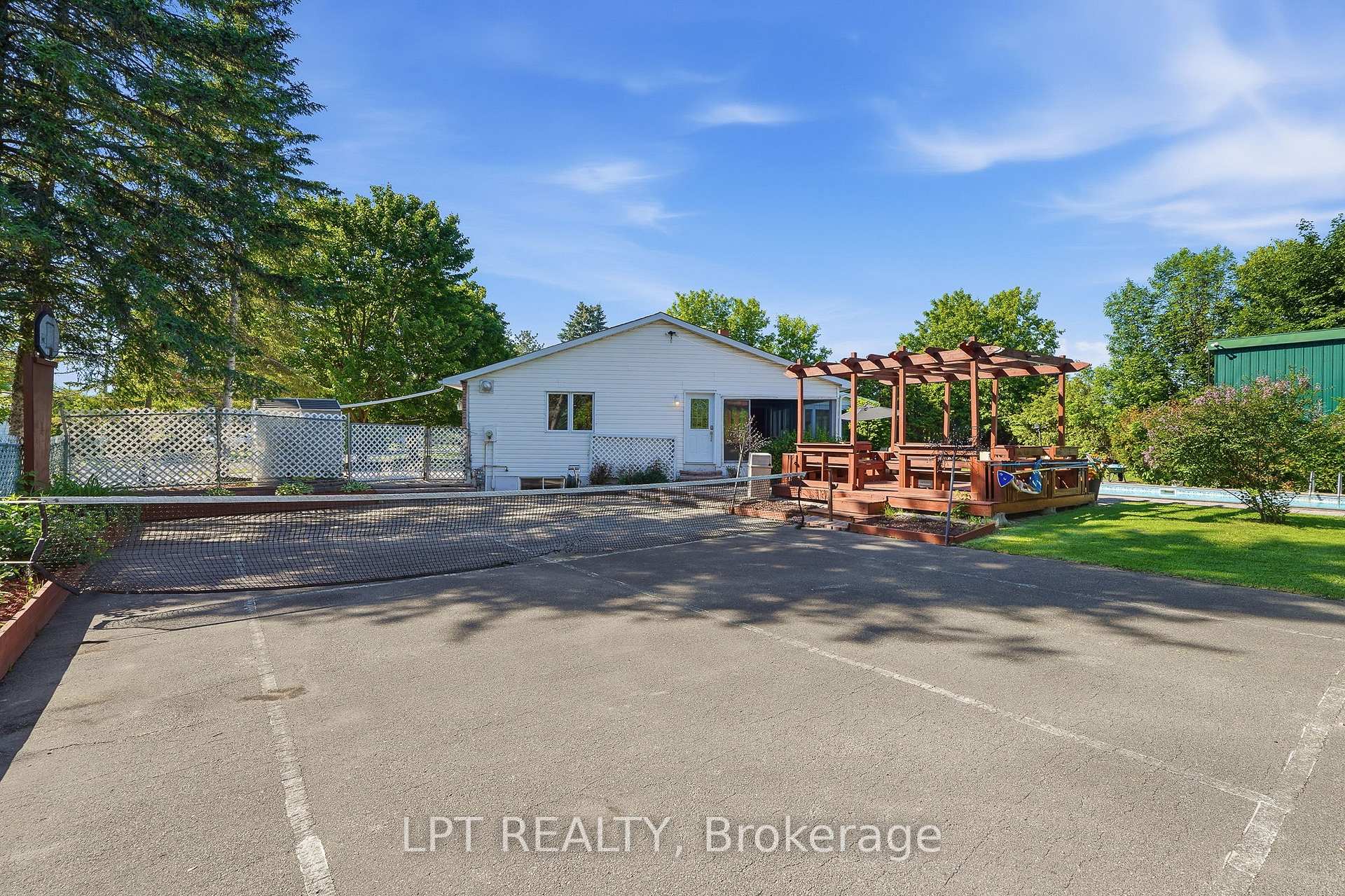 Photo 37 of 18 Louise Crescent, Russell, Embrun — HOMEH