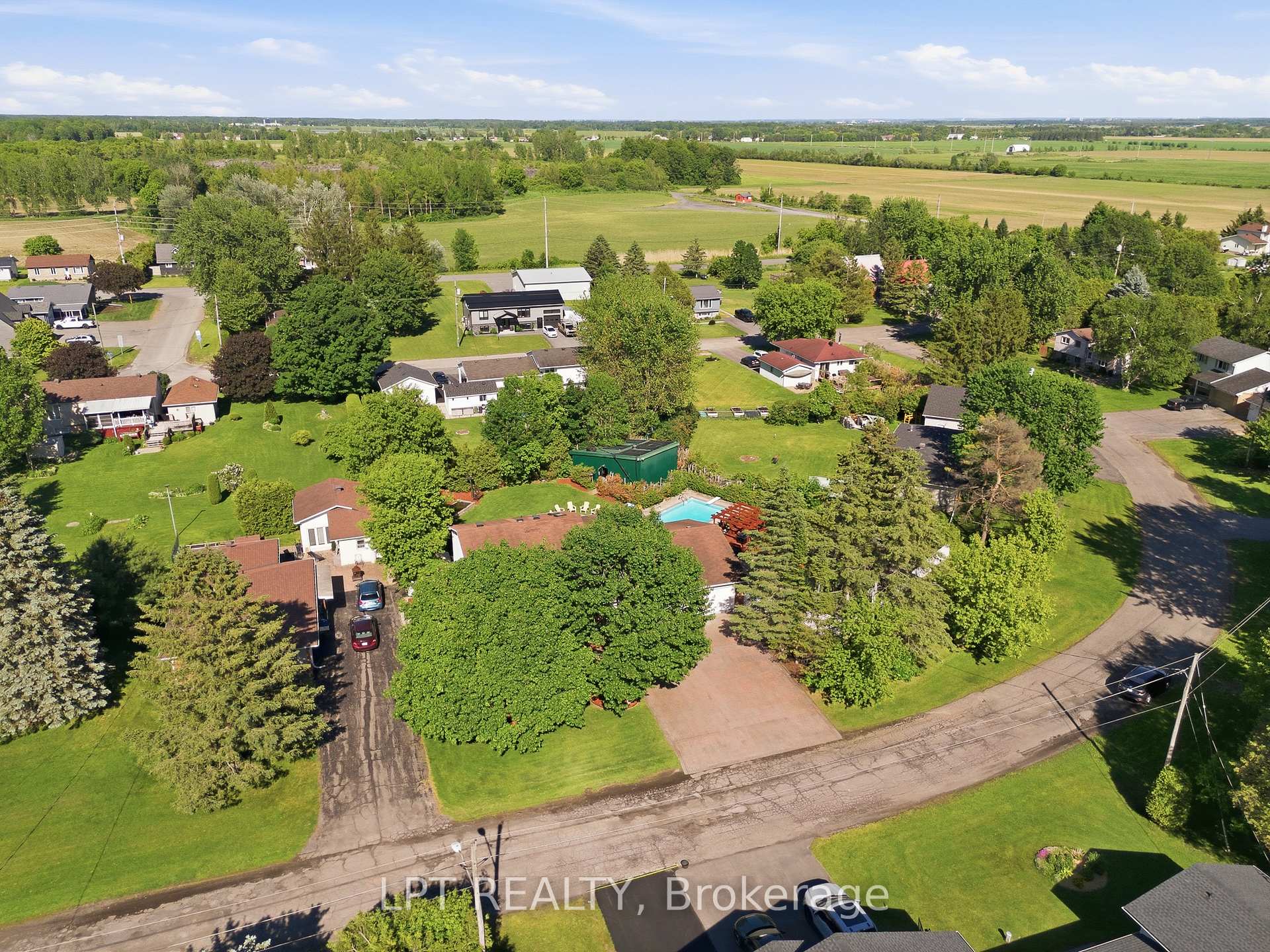 Photo 38 of 18 Louise Crescent, Russell, Embrun — HOMEH