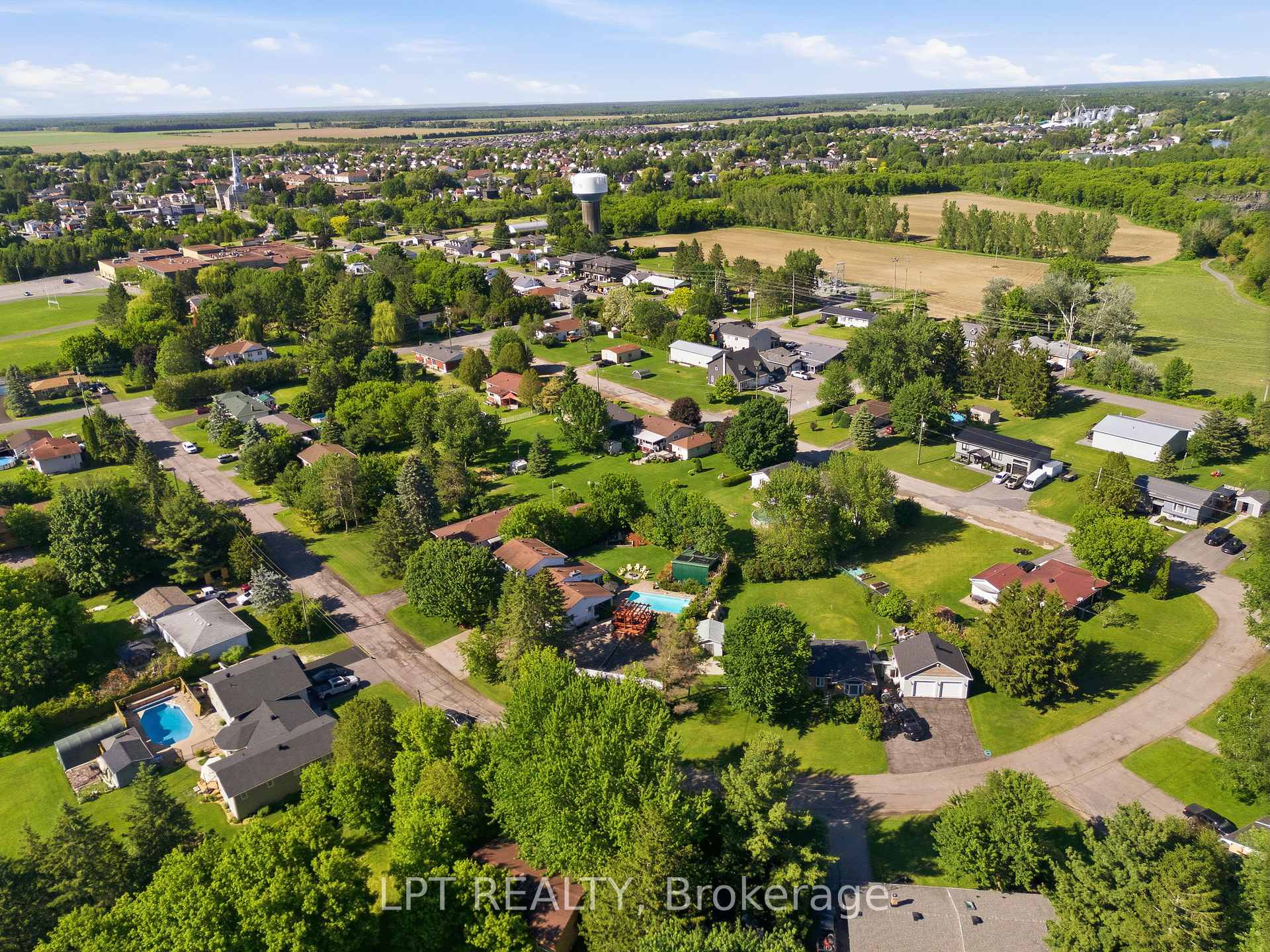 Photo 42 of 18 Louise Crescent, Russell, Embrun — HOMEH
