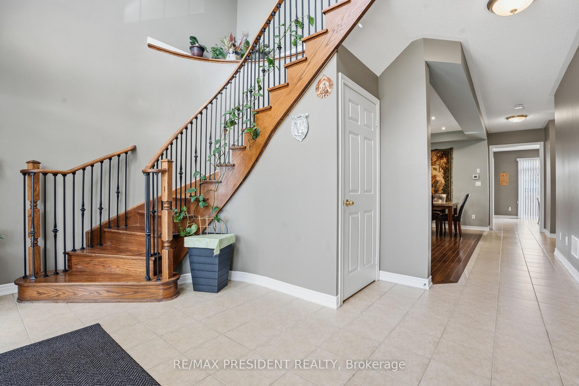 Photo 8 of 17 Mccartney Street, Hamilton, Waterdown — HOMEH