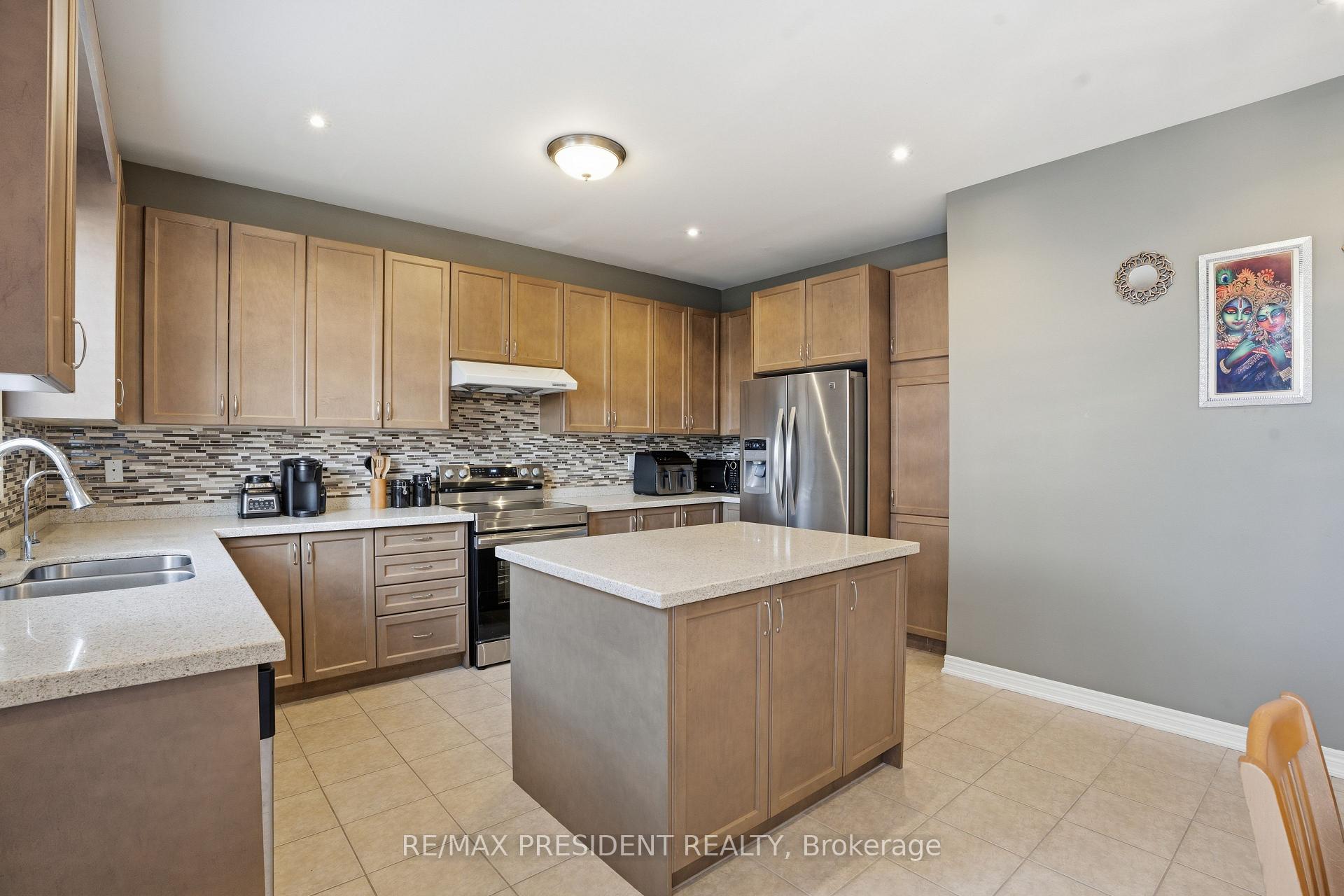 Photo 18 of 17 Mccartney Street, Hamilton, Waterdown — HOMEH