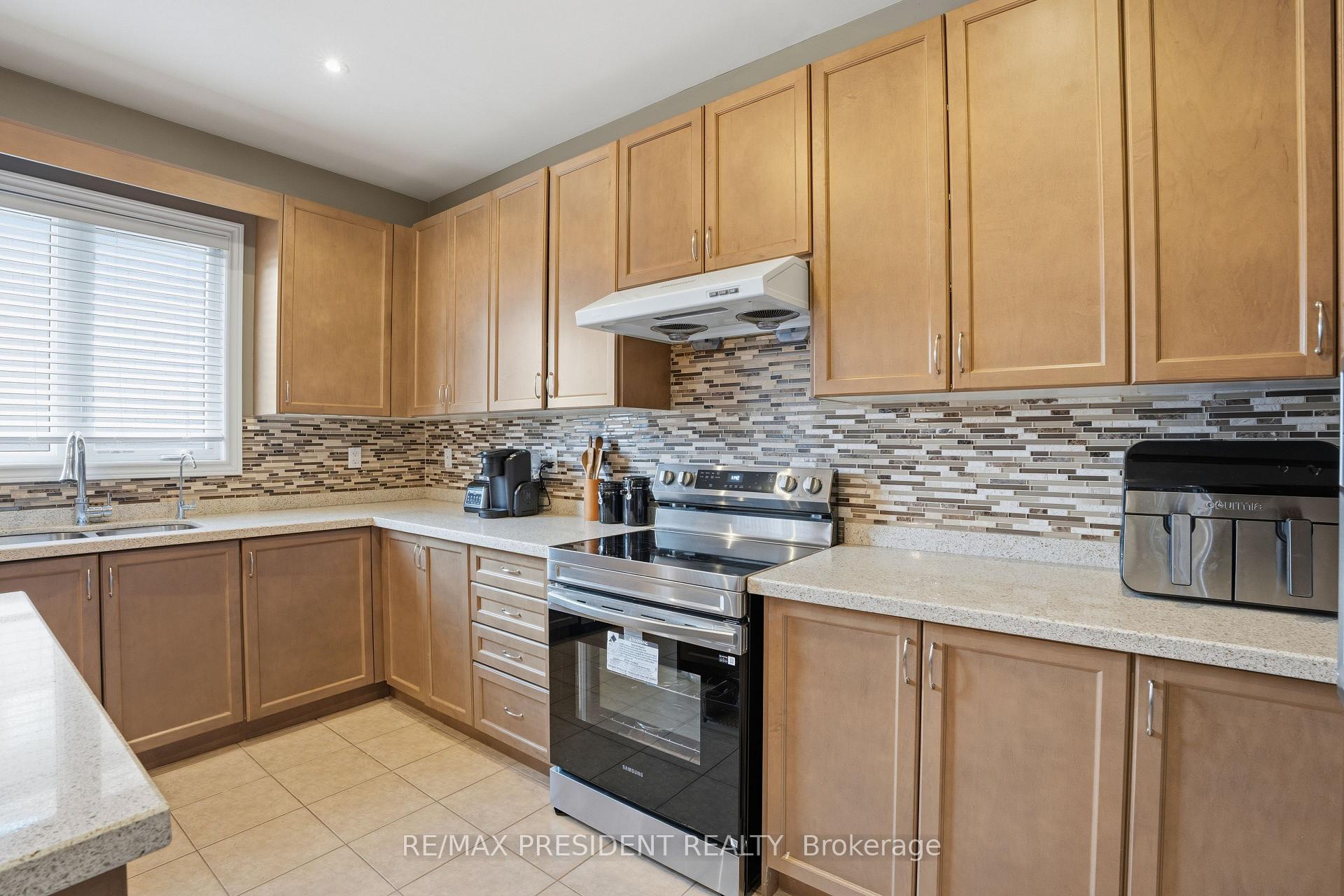 Photo 19 of 17 Mccartney Street, Hamilton, Waterdown — HOMEH