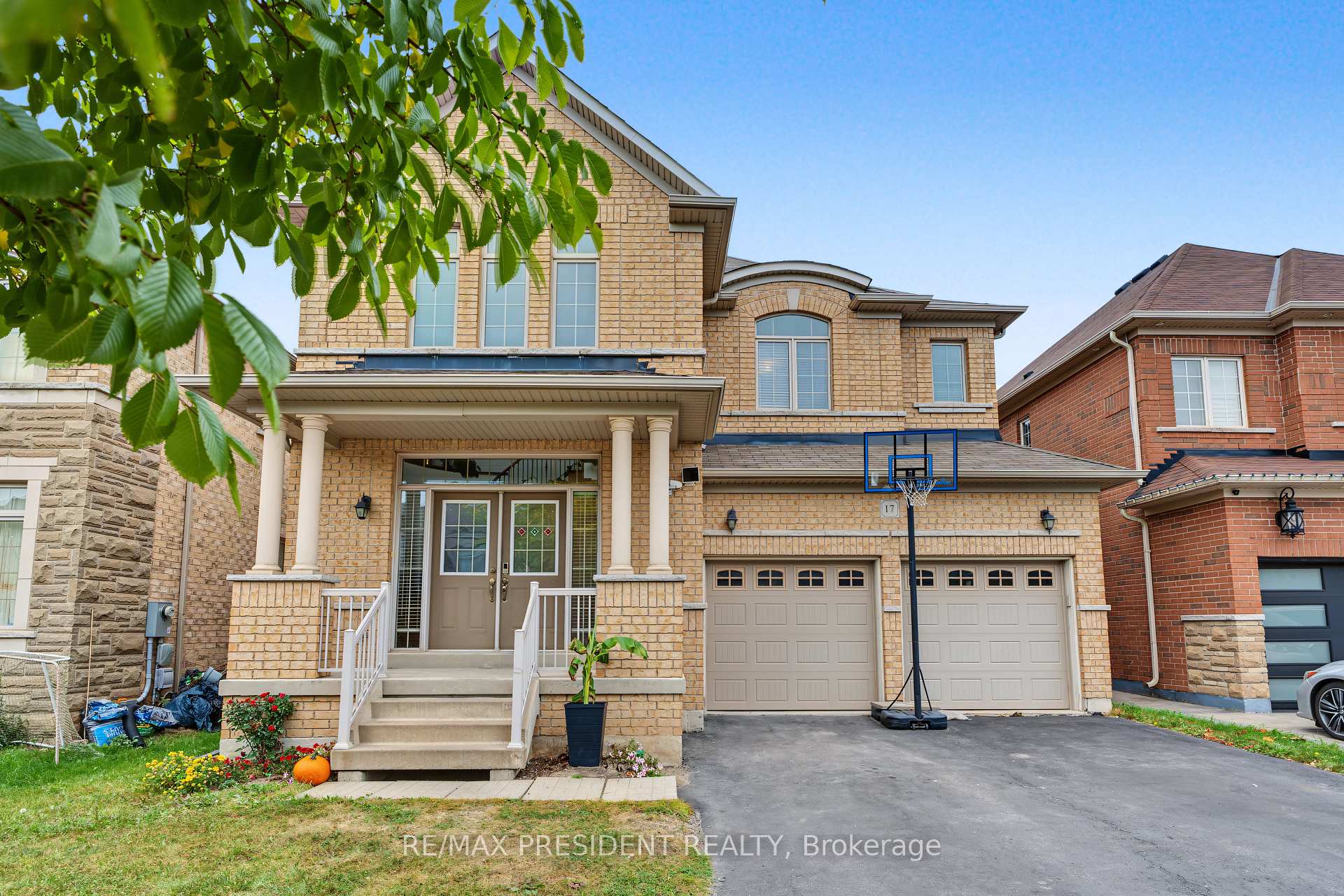Photo 2 of 17 Mccartney Street, Hamilton, Waterdown — HOMEH