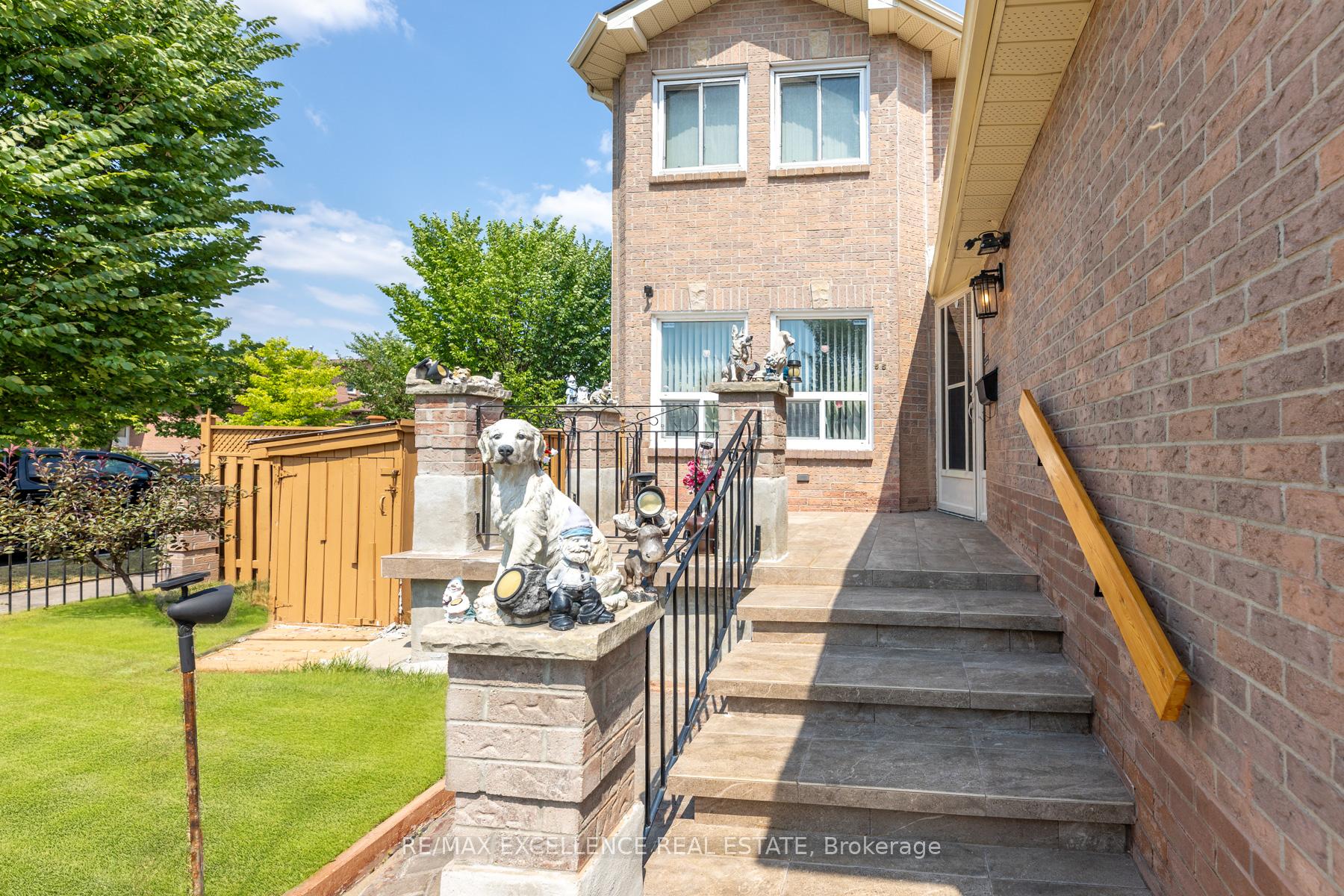 Photo 2 of 55 Atkins Circle, Brampton, Northwood Park — HOMEH