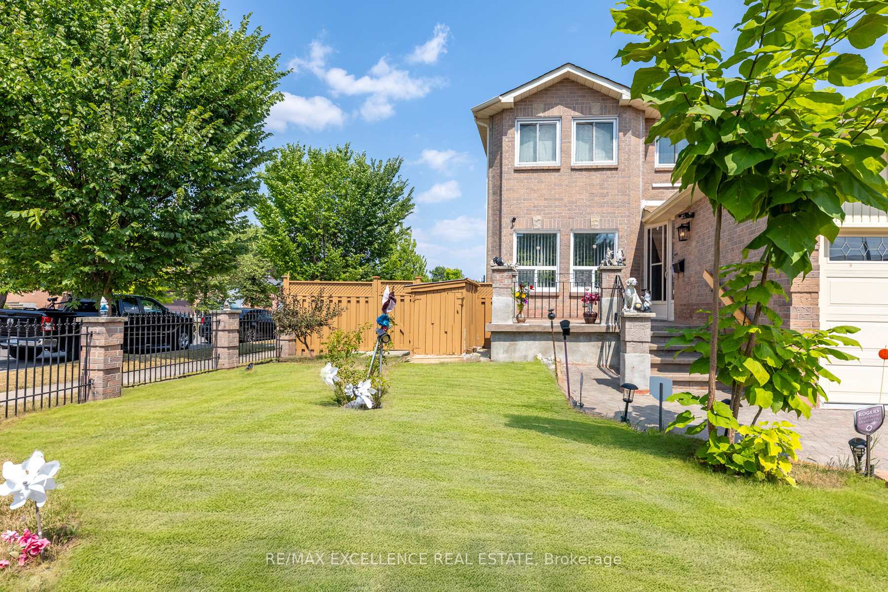 Photo 3 of 55 Atkins Circle, Brampton, Northwood Park — HOMEH