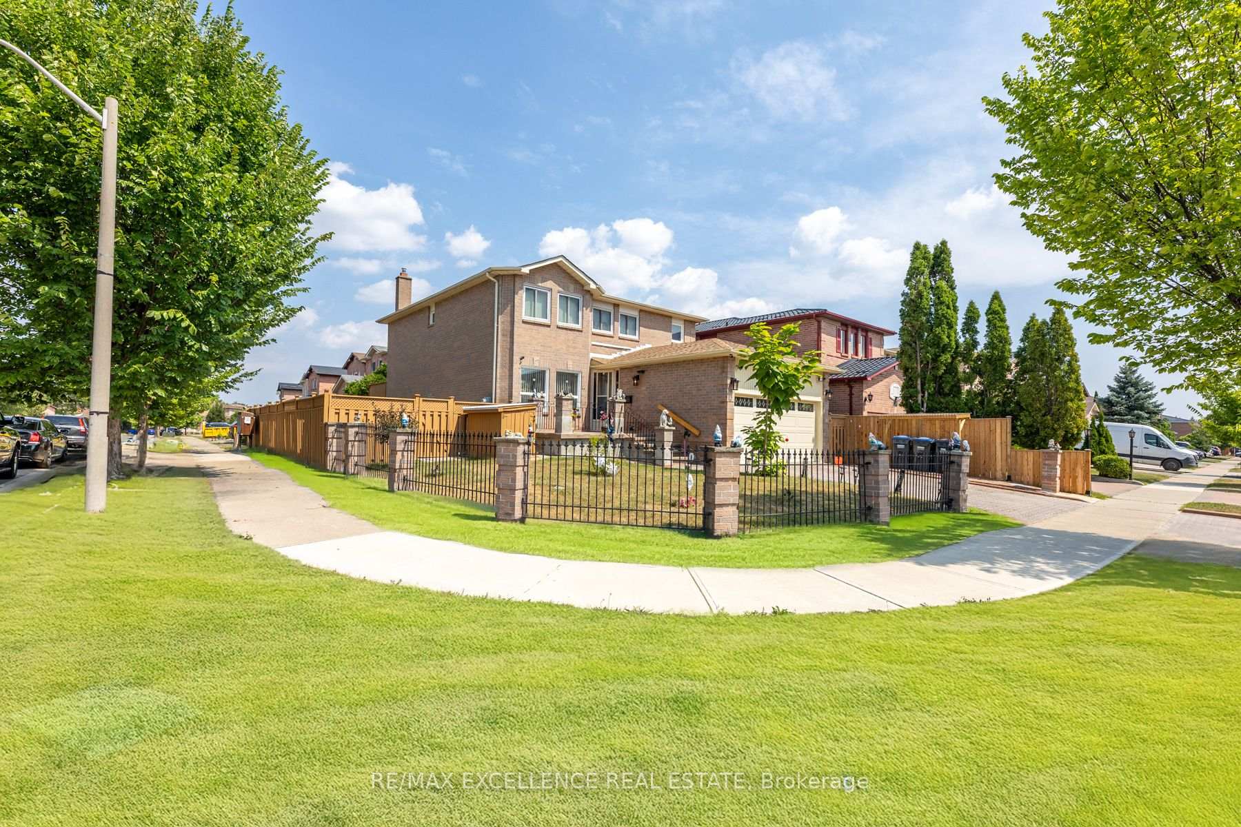 Photo 4 of 55 Atkins Circle, Brampton, Northwood Park — HOMEH