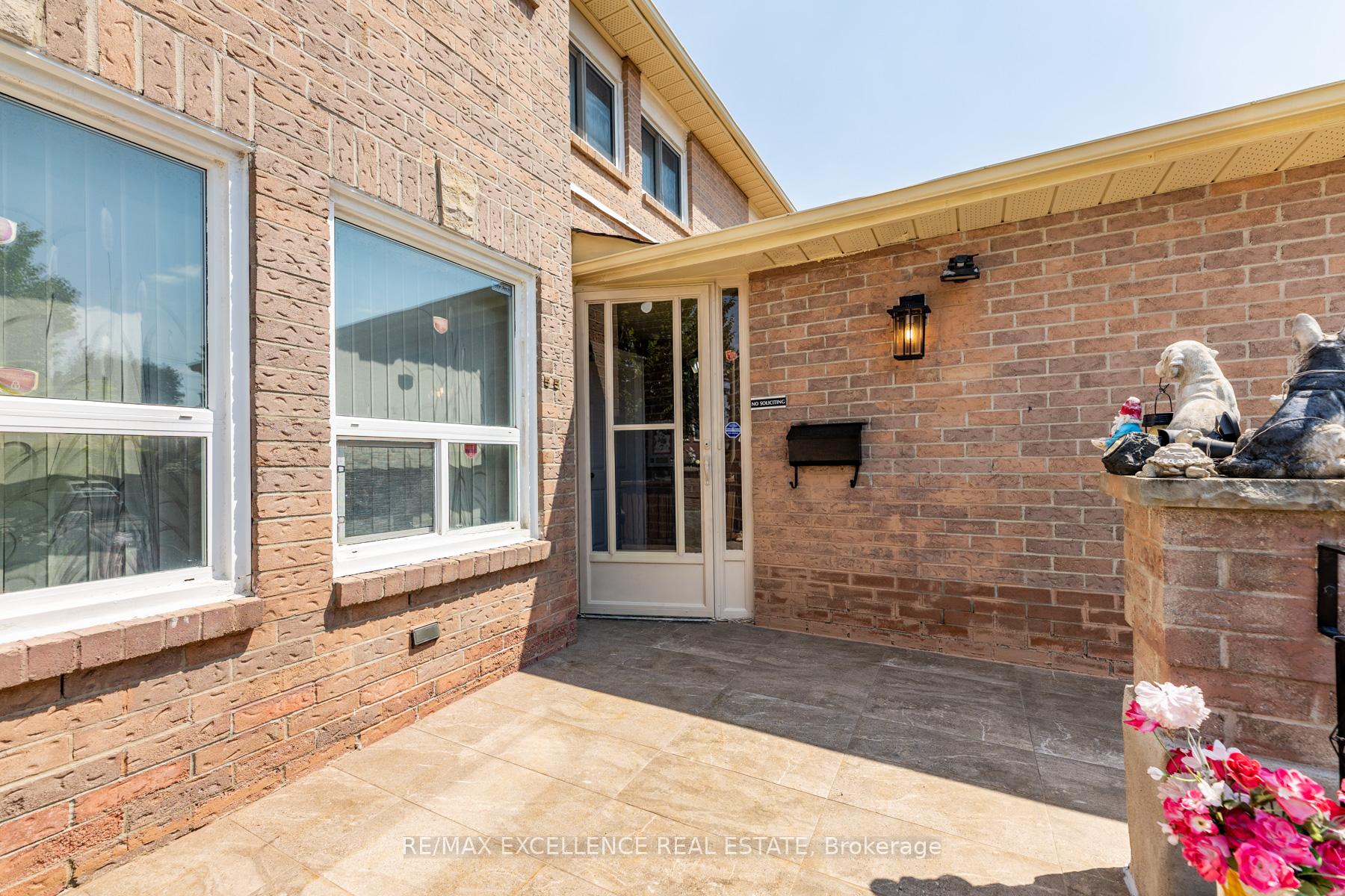 Photo 5 of 55 Atkins Circle, Brampton, Northwood Park — HOMEH