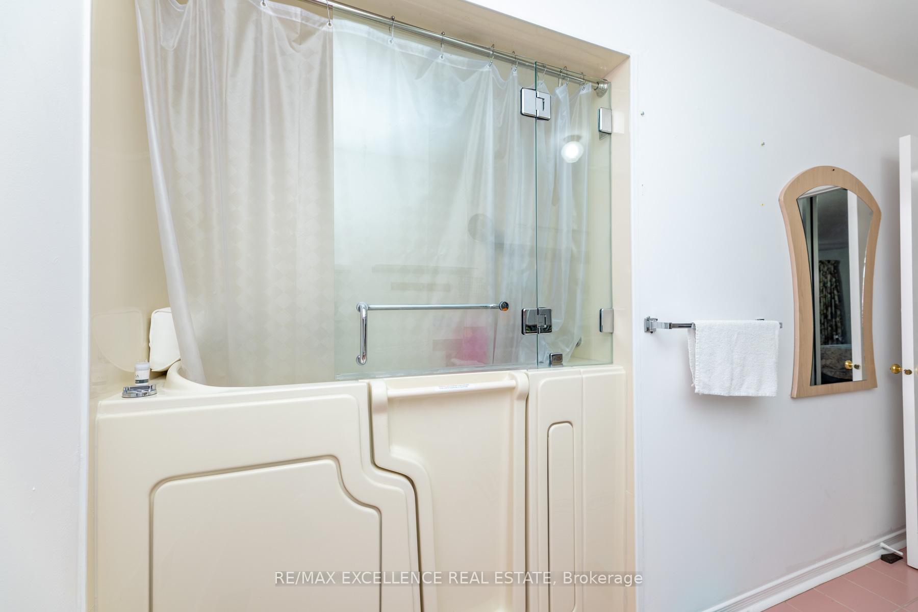 Photo 23 of 55 Atkins Circle, Brampton, Northwood Park — HOMEH