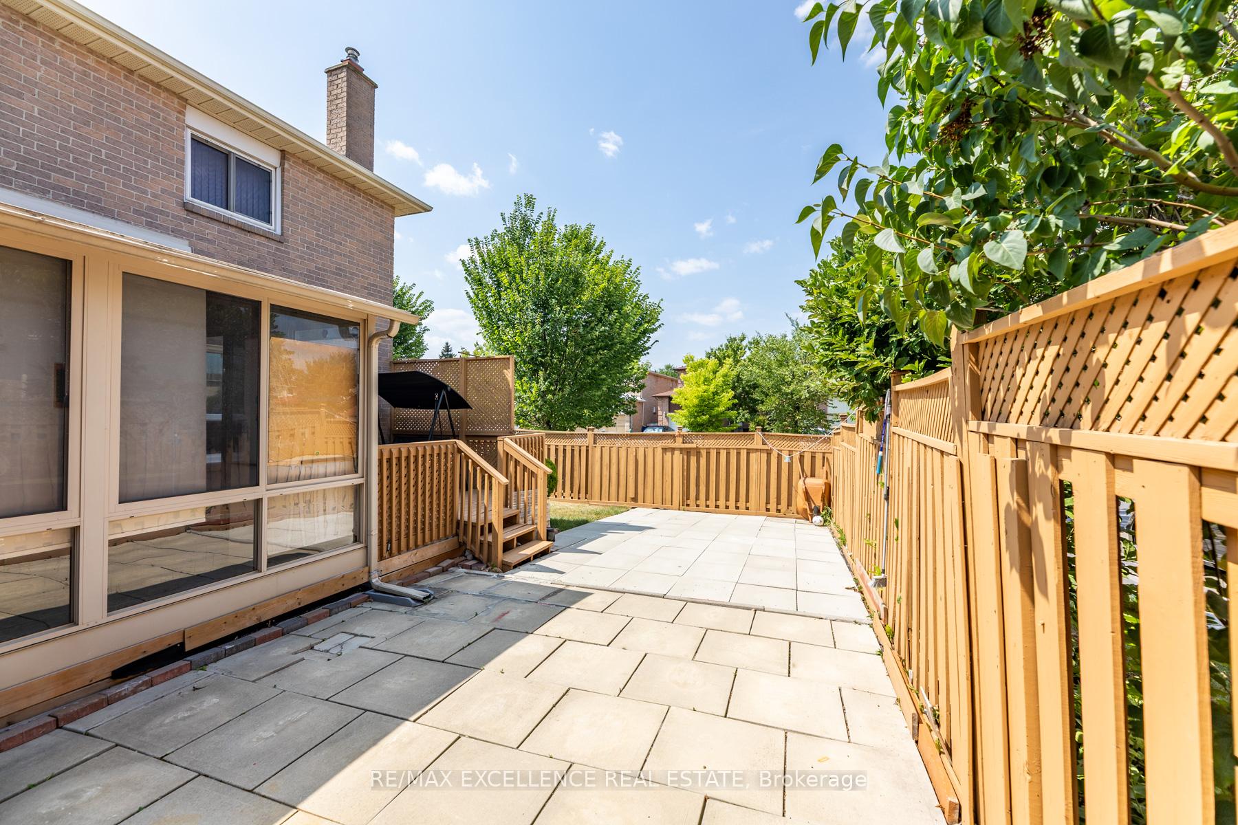 Photo 39 of 55 Atkins Circle, Brampton, Northwood Park — HOMEH