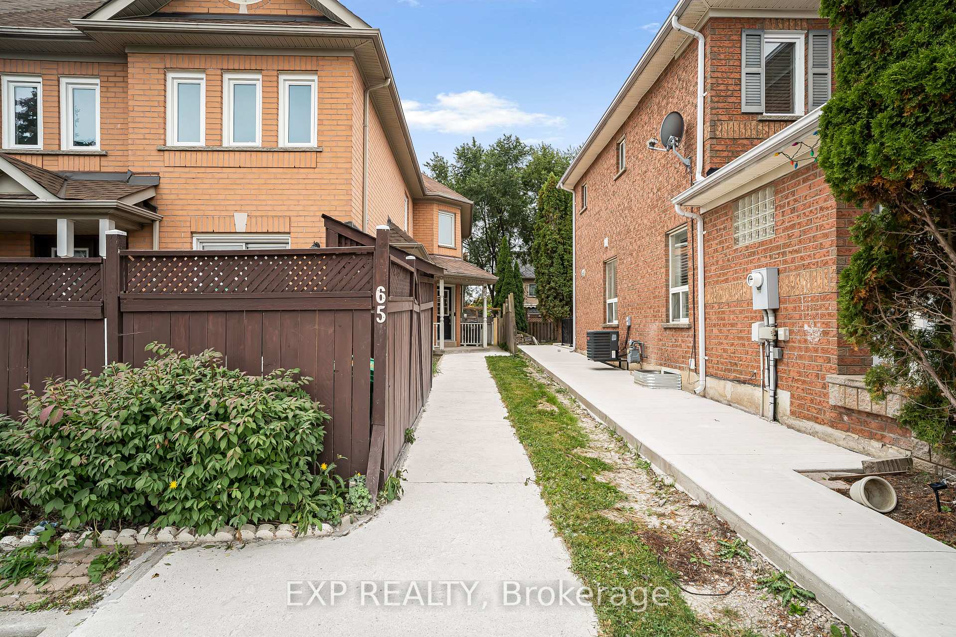 Photo 4 of 65 Pressed Brick Drive, Brampton, Brampton North — HOMEH