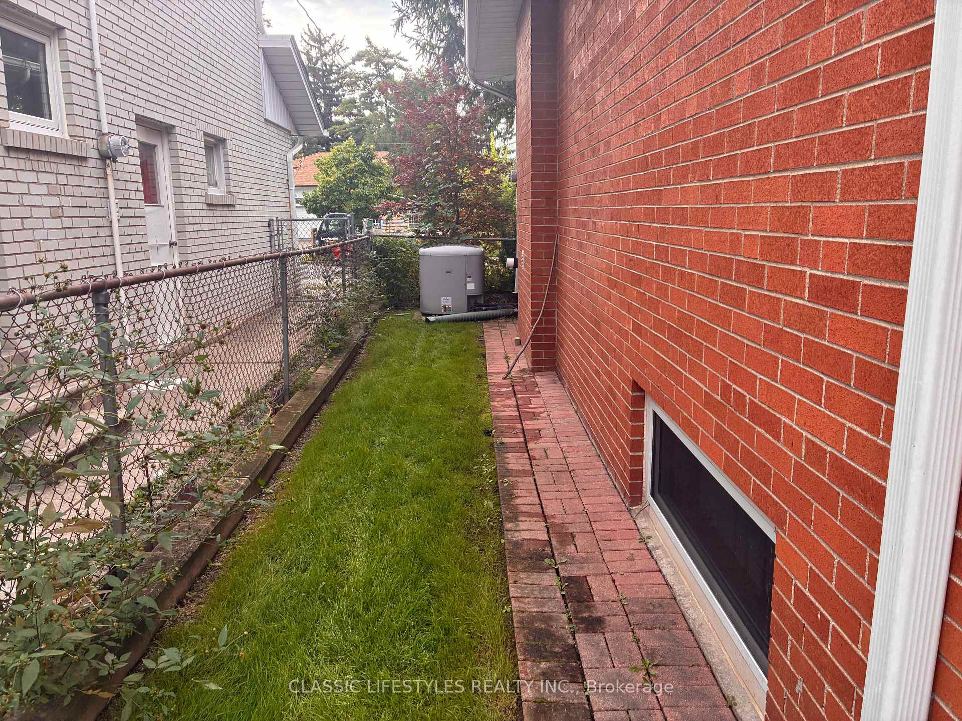 Photo 33 of 66 Leland Avenue, Etobicoke, Stonegate-Queensway — HOMEH