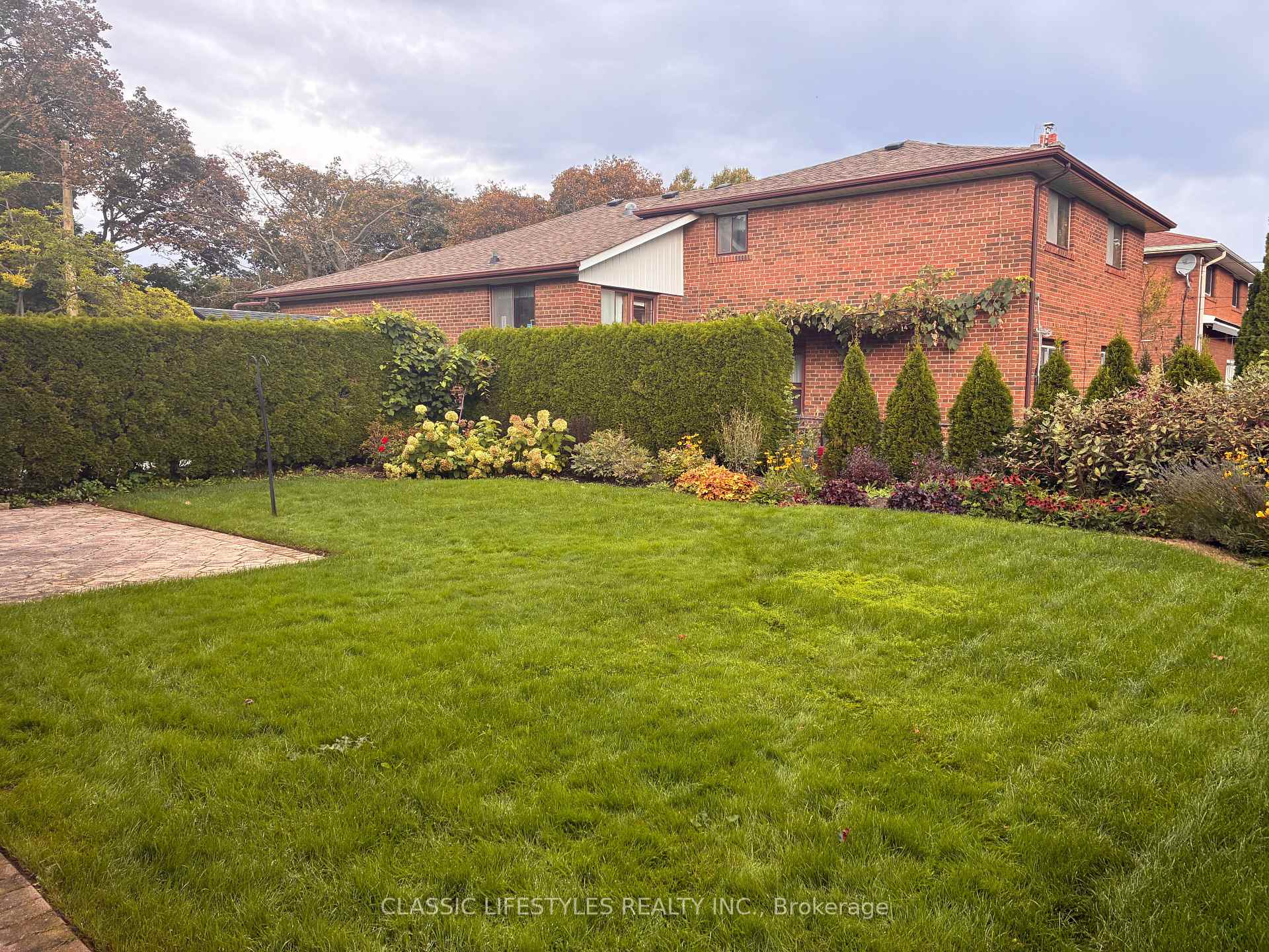 Photo 35 of 66 Leland Avenue, Etobicoke, Stonegate-Queensway — HOMEH
