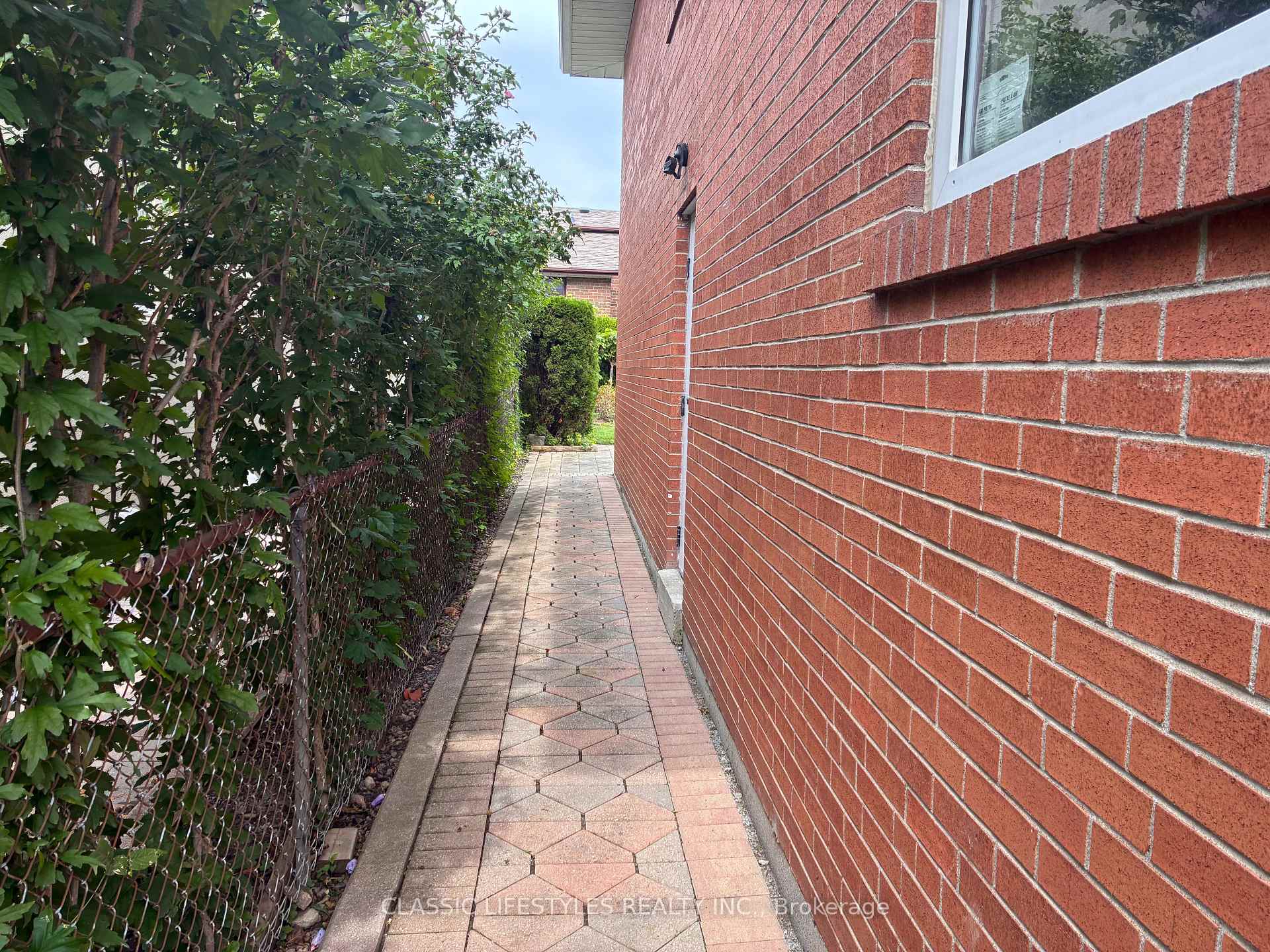 Photo 37 of 66 Leland Avenue, Etobicoke, Stonegate-Queensway — HOMEH