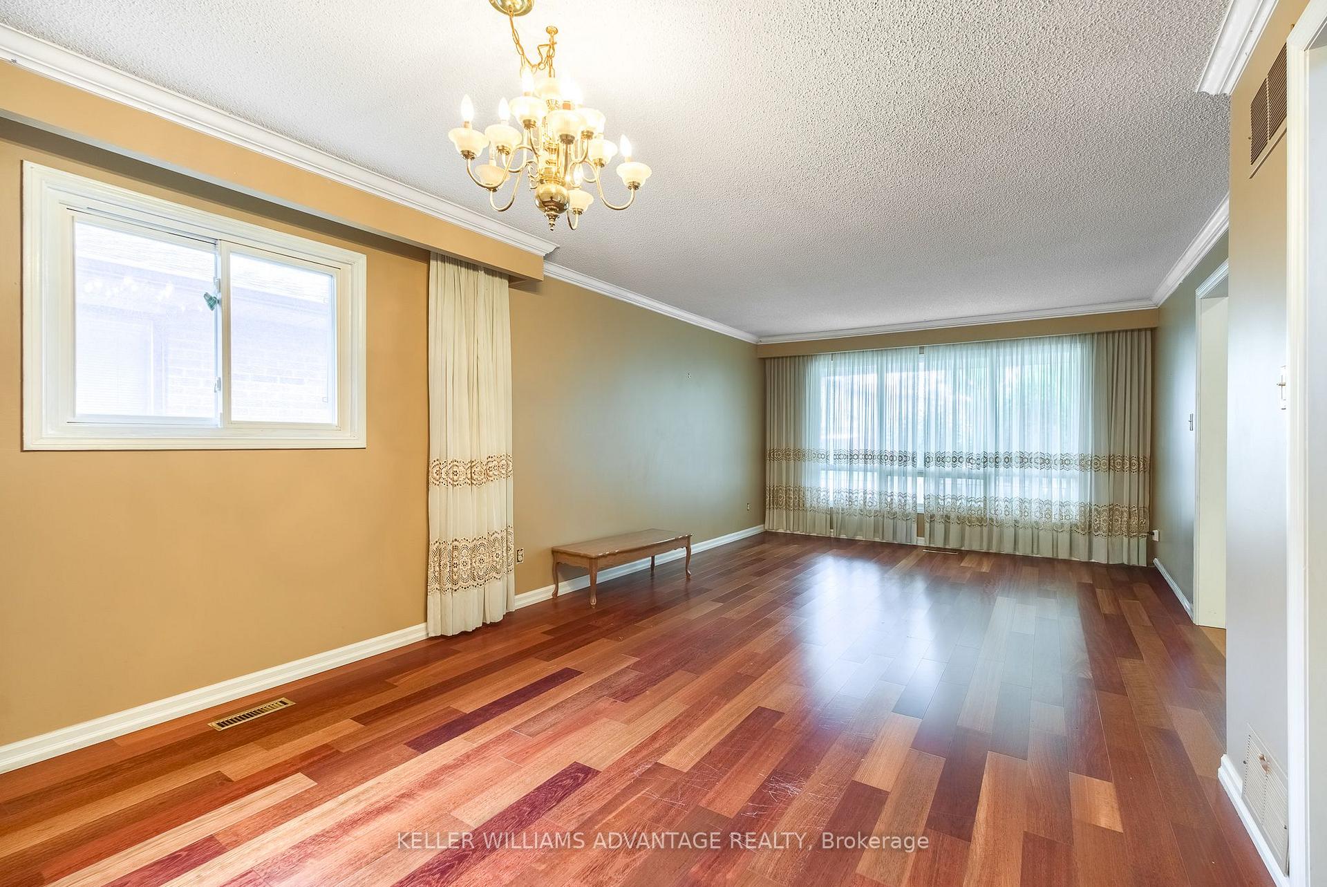 Photo 4 of 68 Fullerton Crescent, Markham, Milliken Mills West — HOMEH