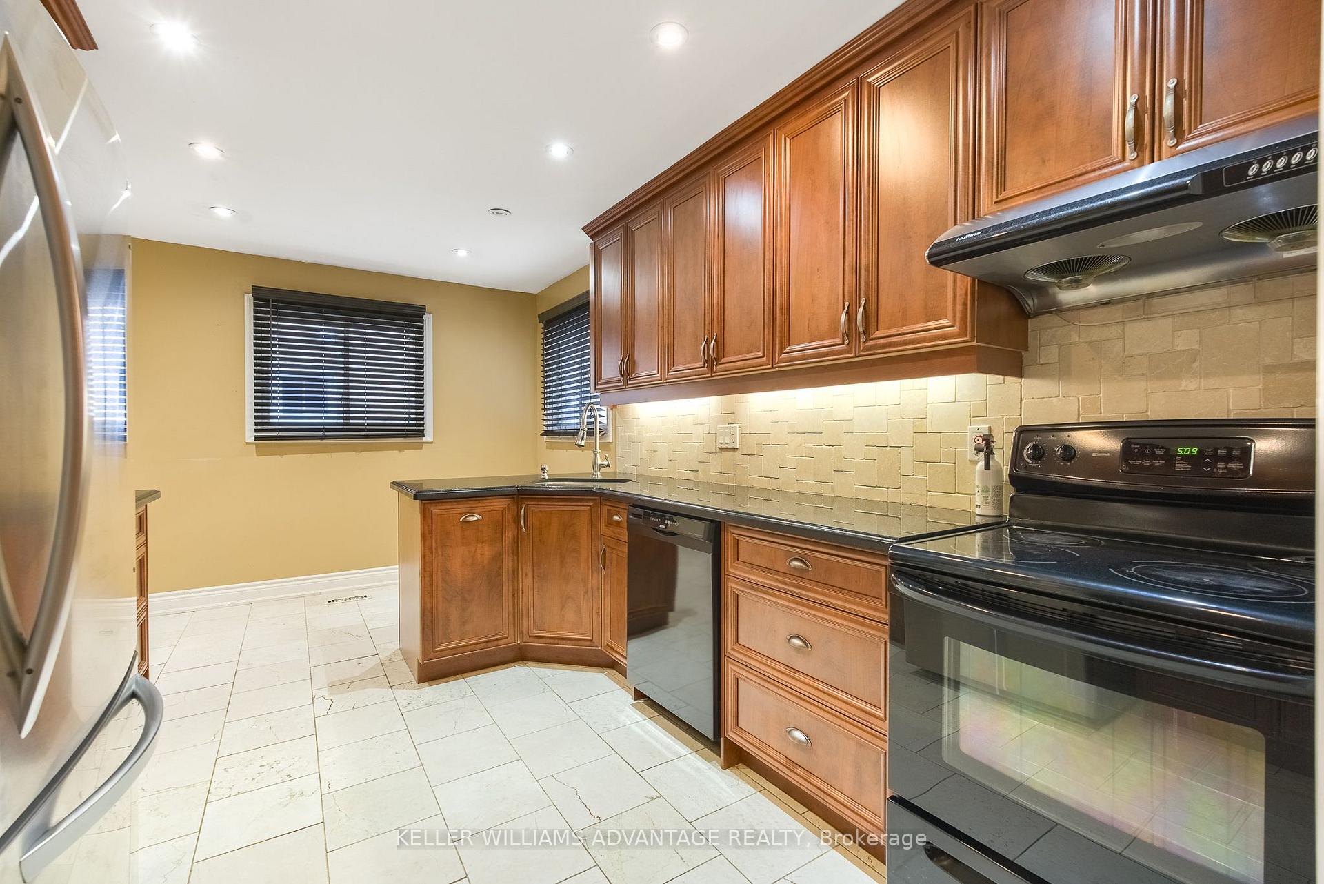 Photo 7 of 68 Fullerton Crescent, Markham, Milliken Mills West — HOMEH