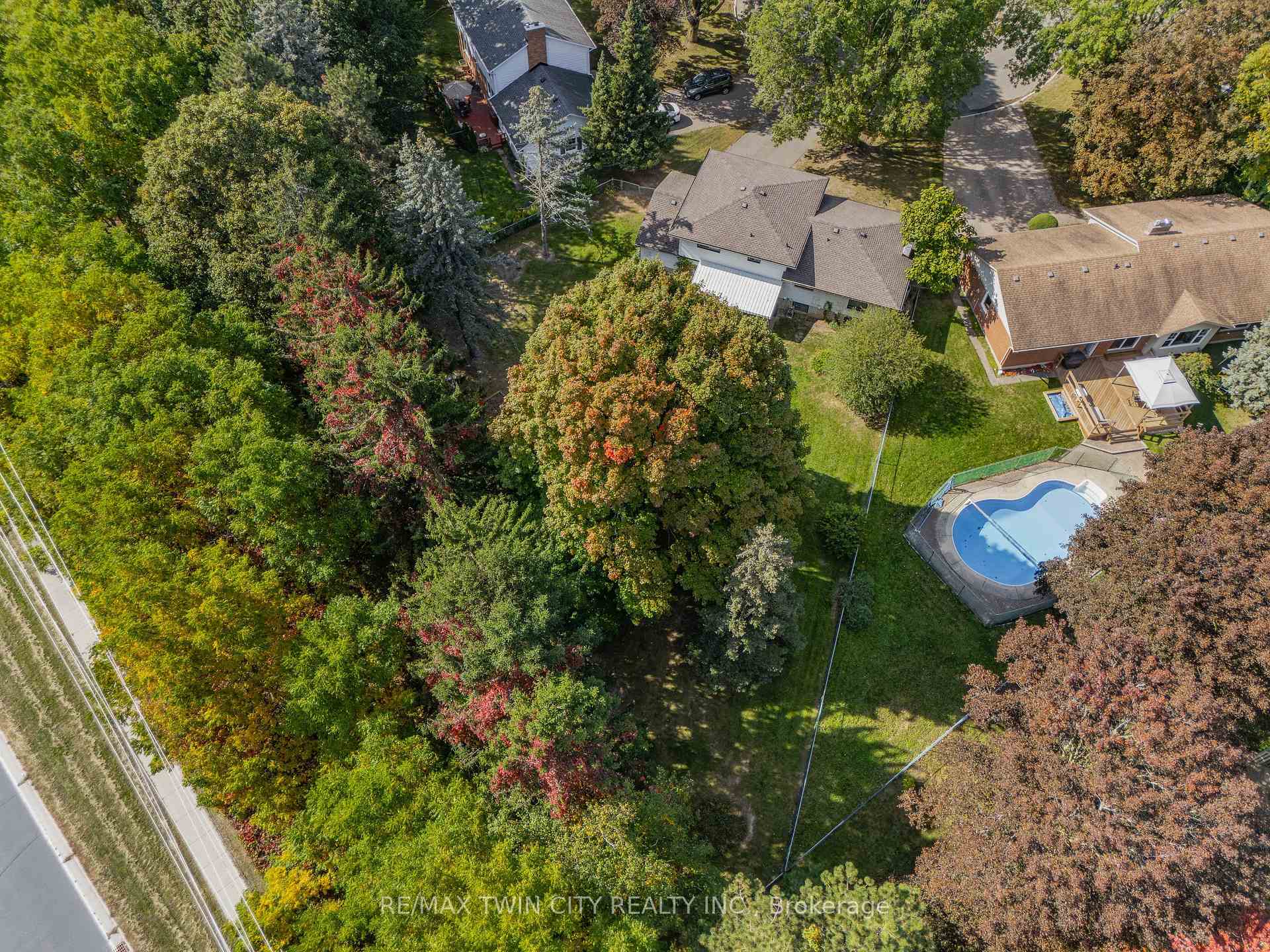 Photo 3 of 13 Southwick Place, Waterloo, Lexington/Lincoln Village — HOMEH