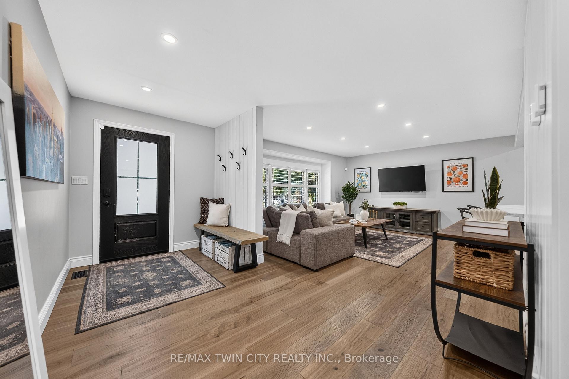 Photo 7 of 13 Southwick Place, Waterloo, Lexington/Lincoln Village — HOMEH