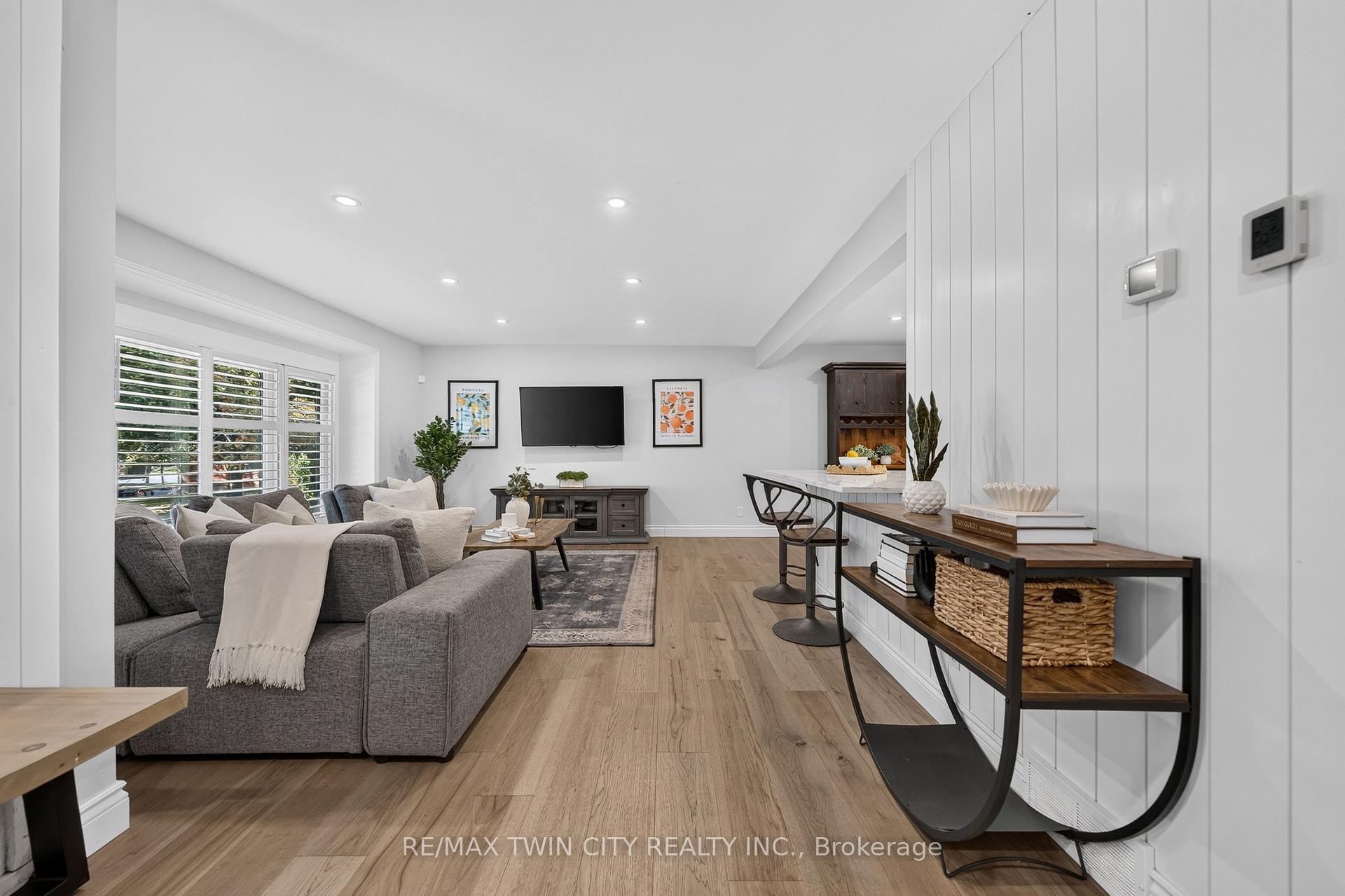 Photo 8 of 13 Southwick Place, Waterloo, Lexington/Lincoln Village — HOMEH