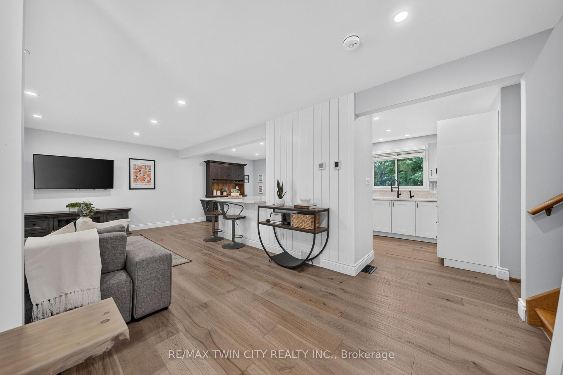 Photo 9 of 13 Southwick Place, Waterloo, Lexington/Lincoln Village — HOMEH