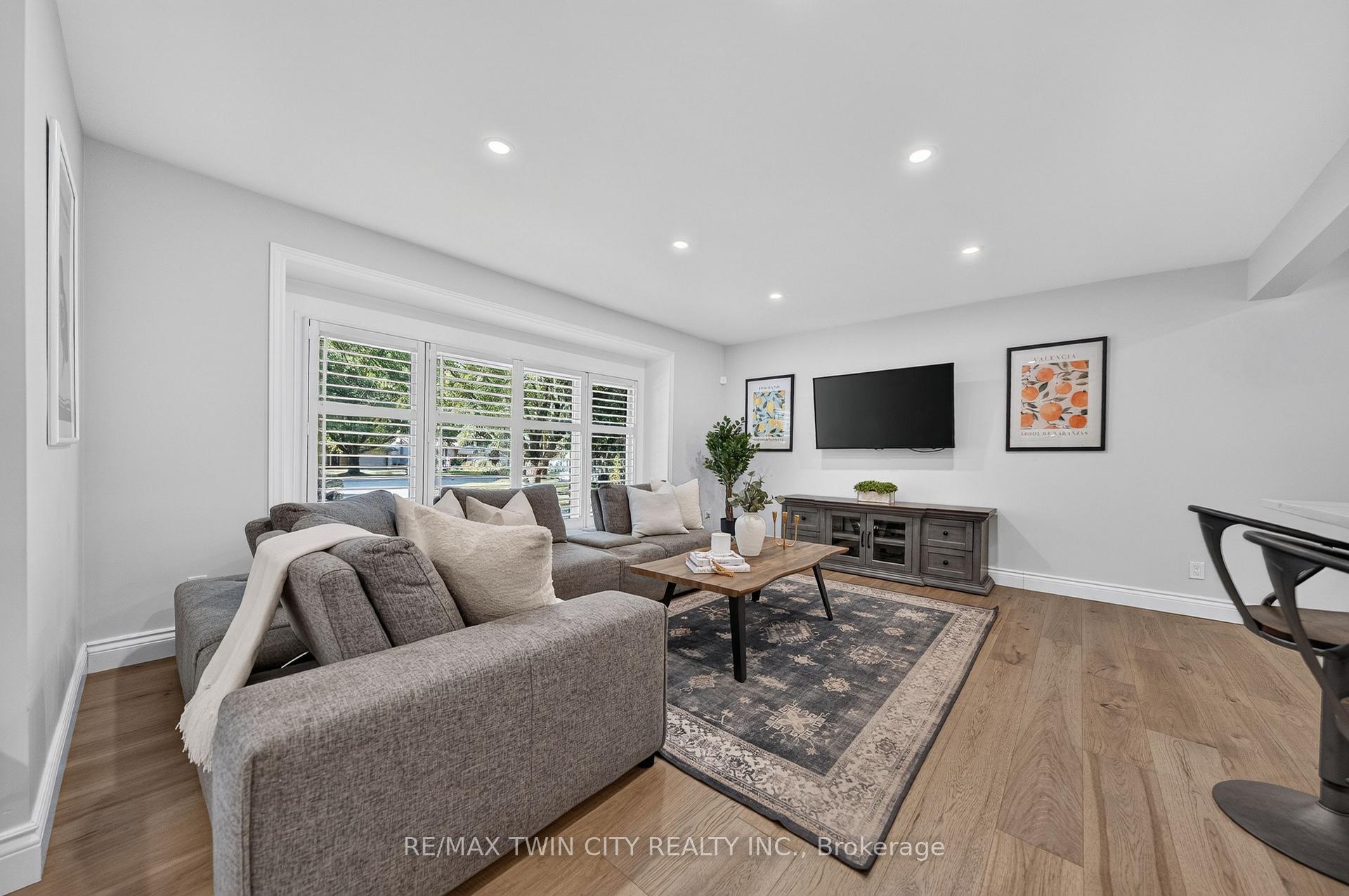 Photo 10 of 13 Southwick Place, Waterloo, Lexington/Lincoln Village — HOMEH