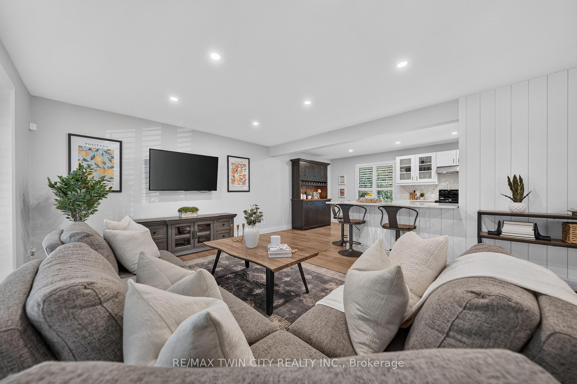 Photo 11 of 13 Southwick Place, Waterloo, Lexington/Lincoln Village — HOMEH