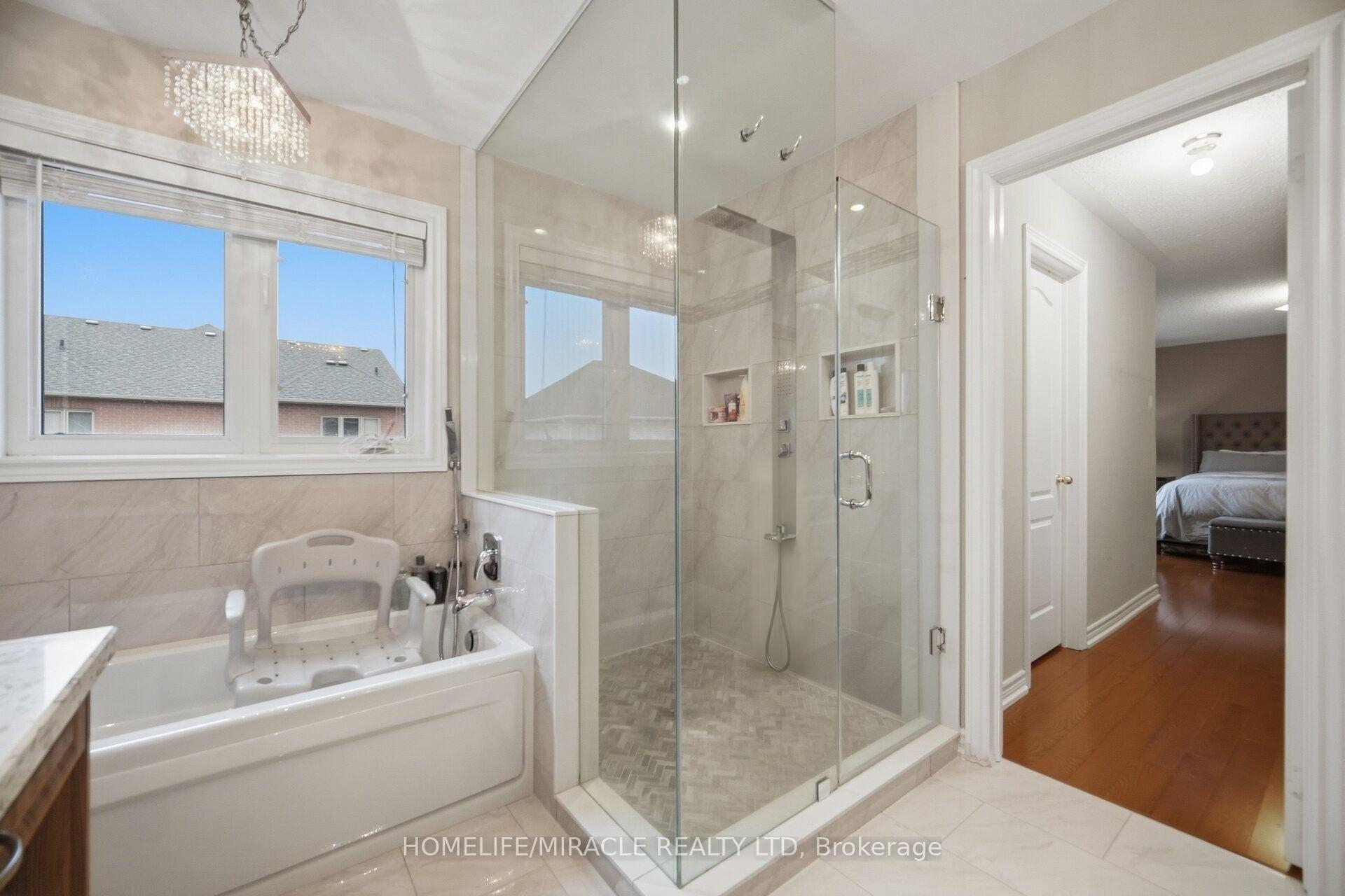 Photo 32 of 5 Billancourt Crescent, Brampton, Vales of Castlemore North — HOMEH