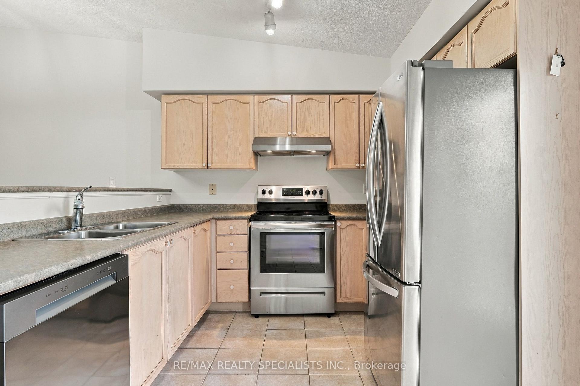 Photo 3 of Unit 402, 1470 Bishops Gate, Oakville, Glen Abbey — HOMEH