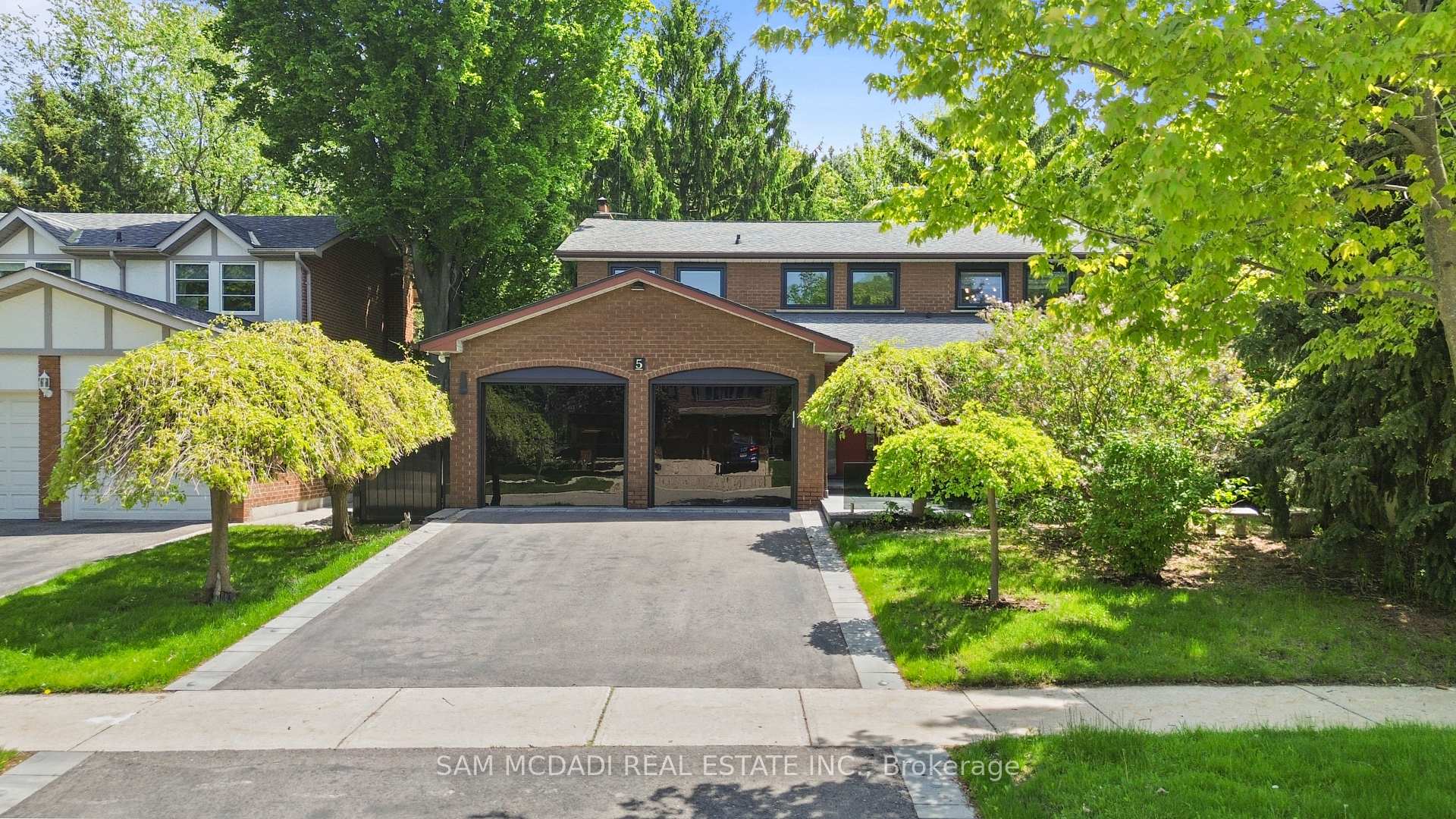 Photo 2 of 5 Canterbury Crescent, Etobicoke, Edenbridge-Humber Valley — HOMEH
