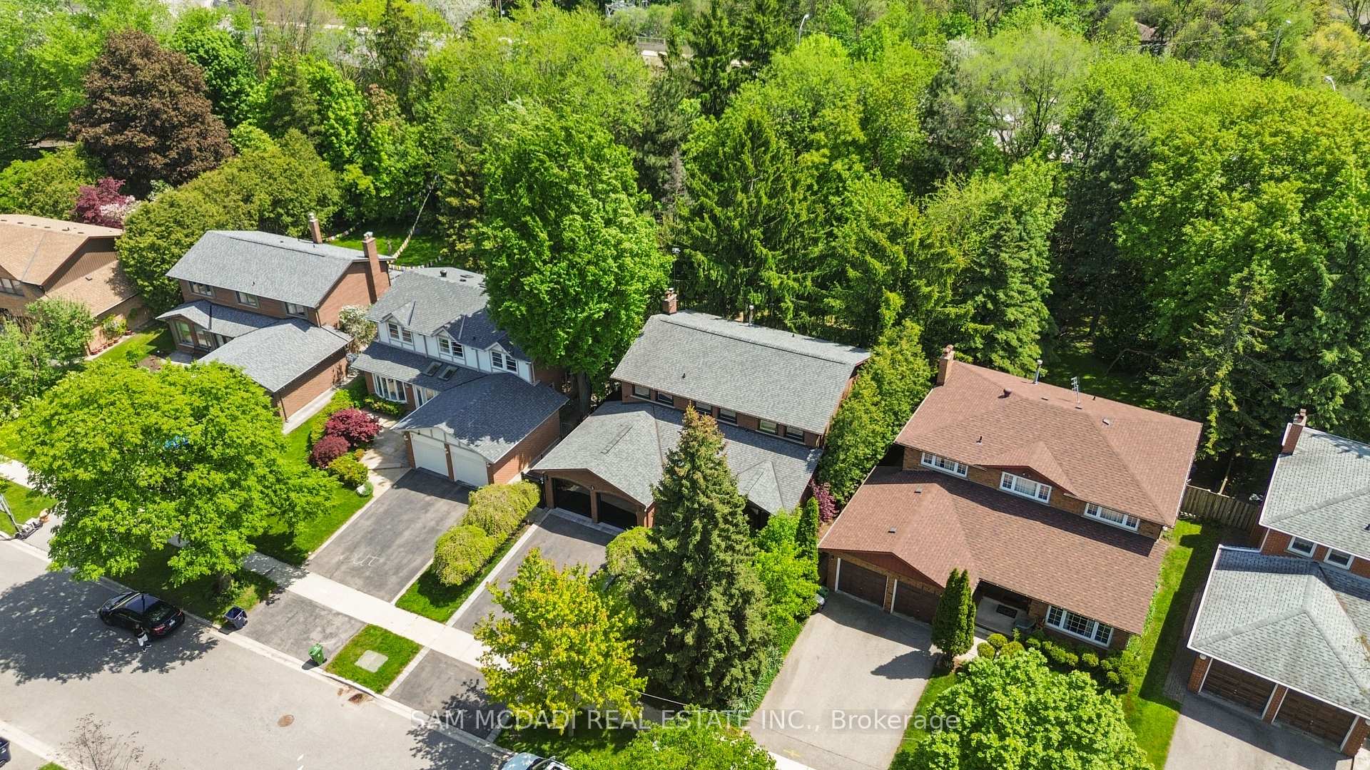 Photo 3 of 5 Canterbury Crescent, Etobicoke, Edenbridge-Humber Valley — HOMEH