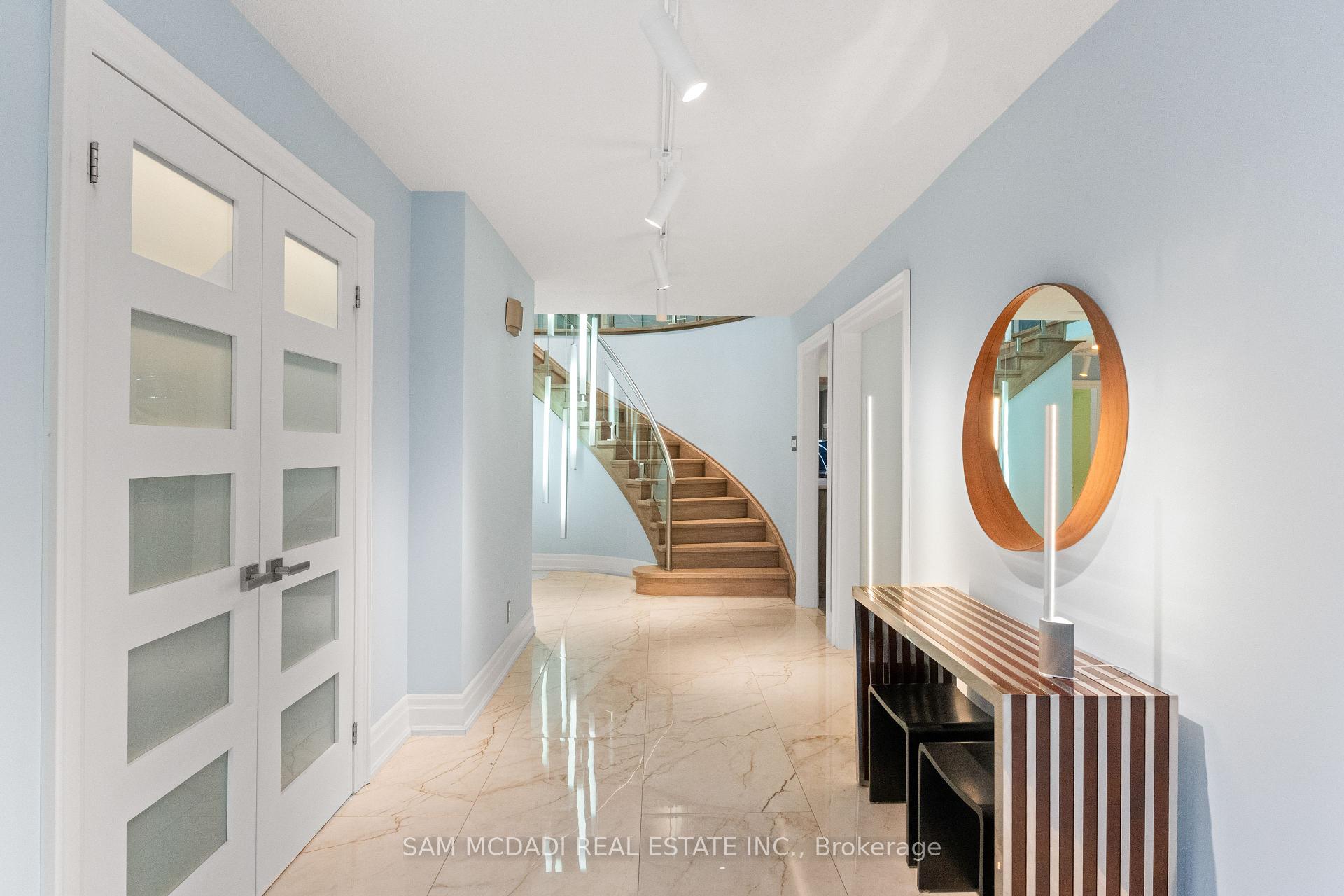 Photo 7 of 5 Canterbury Crescent, Etobicoke, Edenbridge-Humber Valley — HOMEH