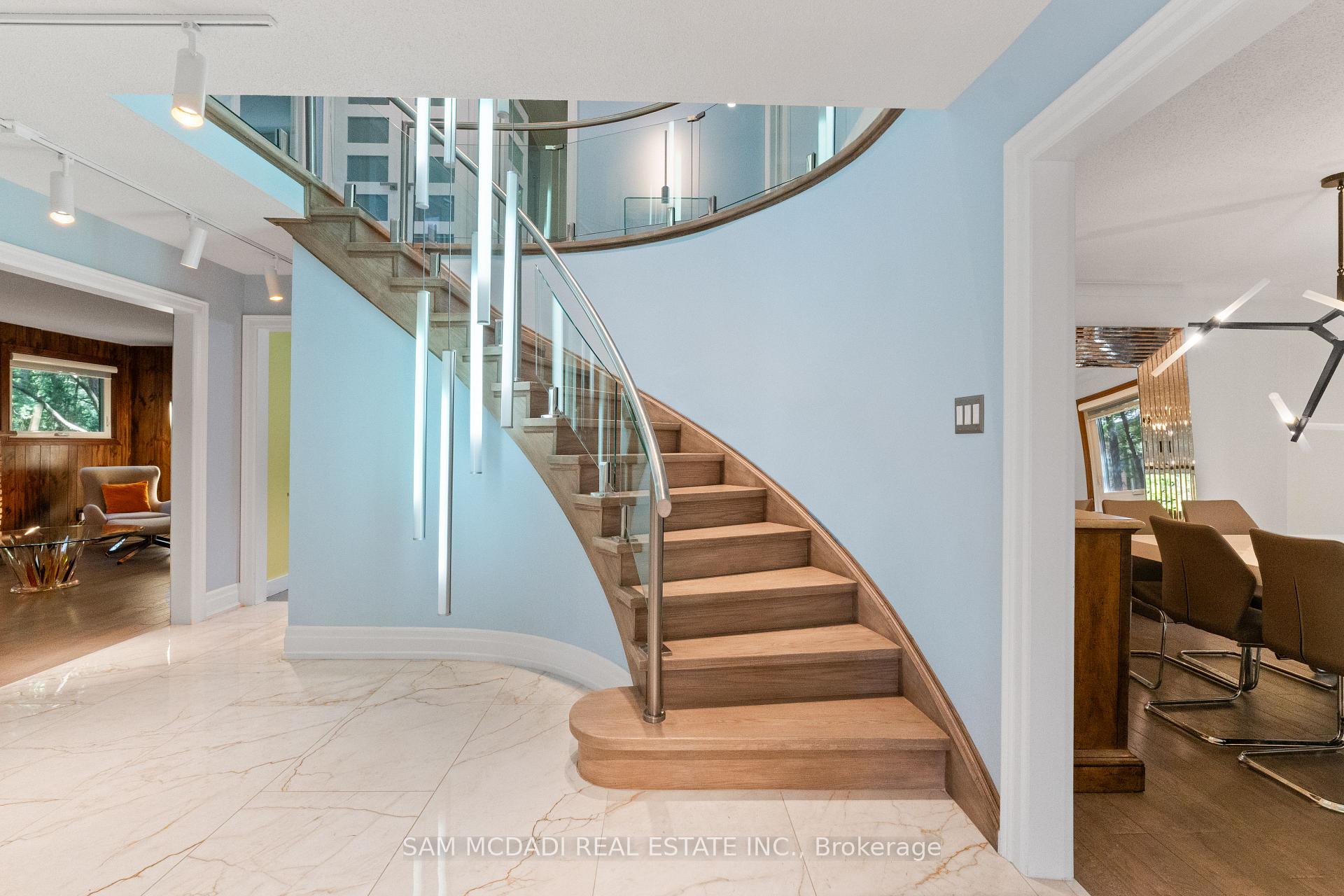 Photo 8 of 5 Canterbury Crescent, Etobicoke, Edenbridge-Humber Valley — HOMEH