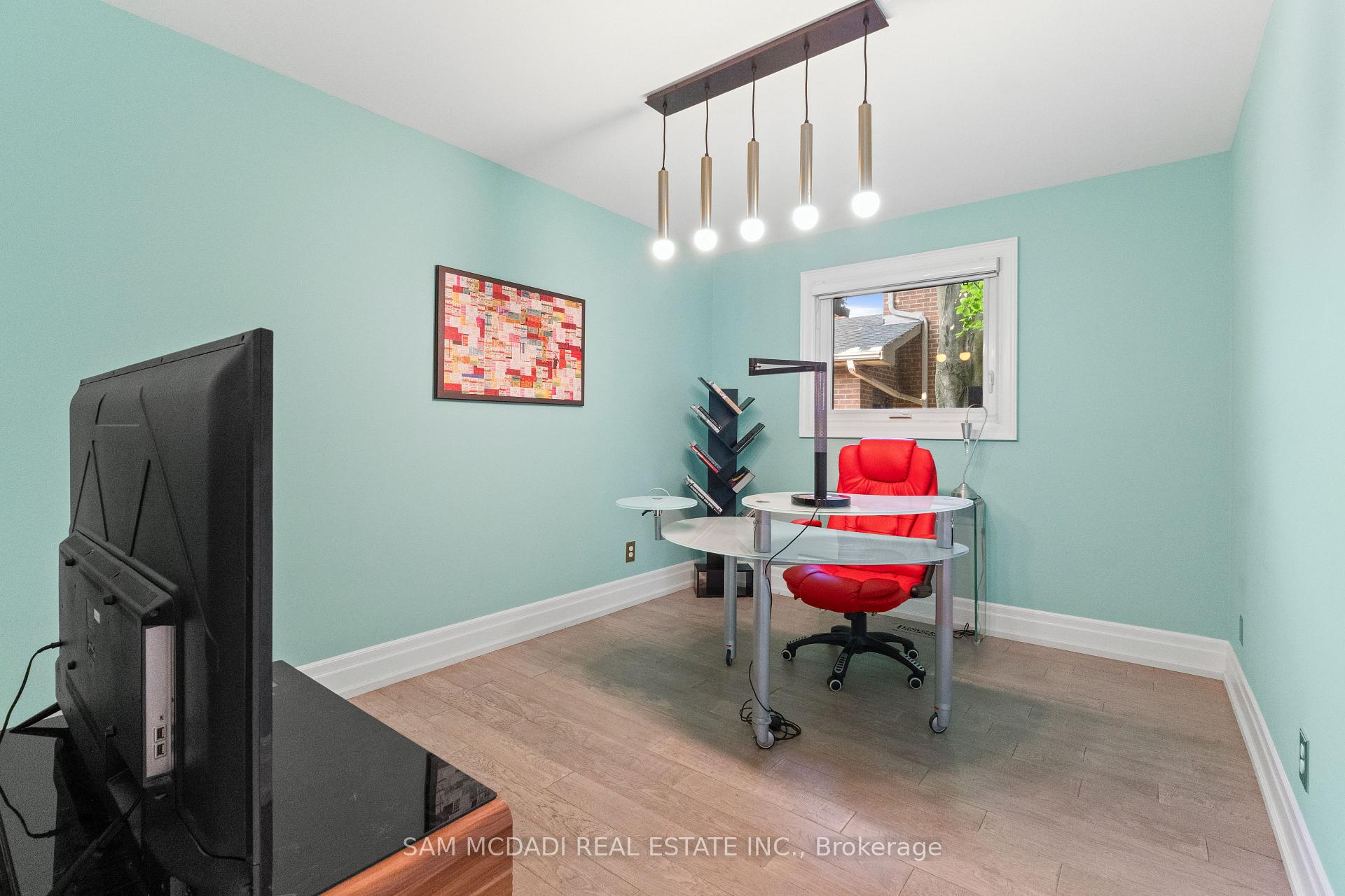 Photo 12 of 5 Canterbury Crescent, Etobicoke, Edenbridge-Humber Valley — HOMEH