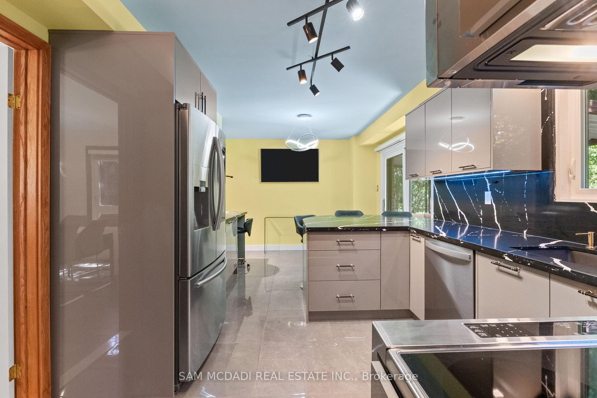 Photo 16 of 5 Canterbury Crescent, Etobicoke, Edenbridge-Humber Valley — HOMEH