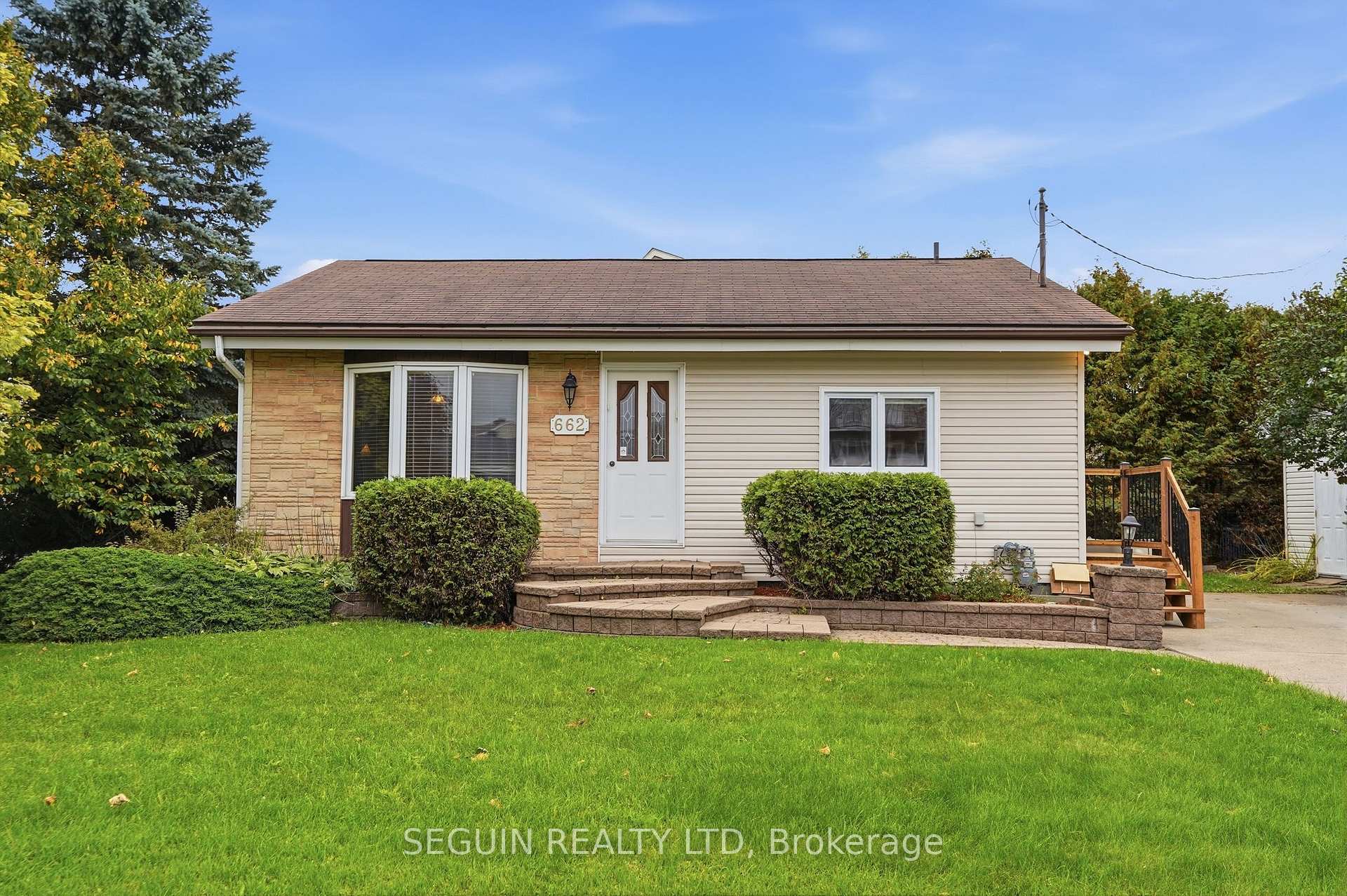 Front of 662 Rejane Crescent
