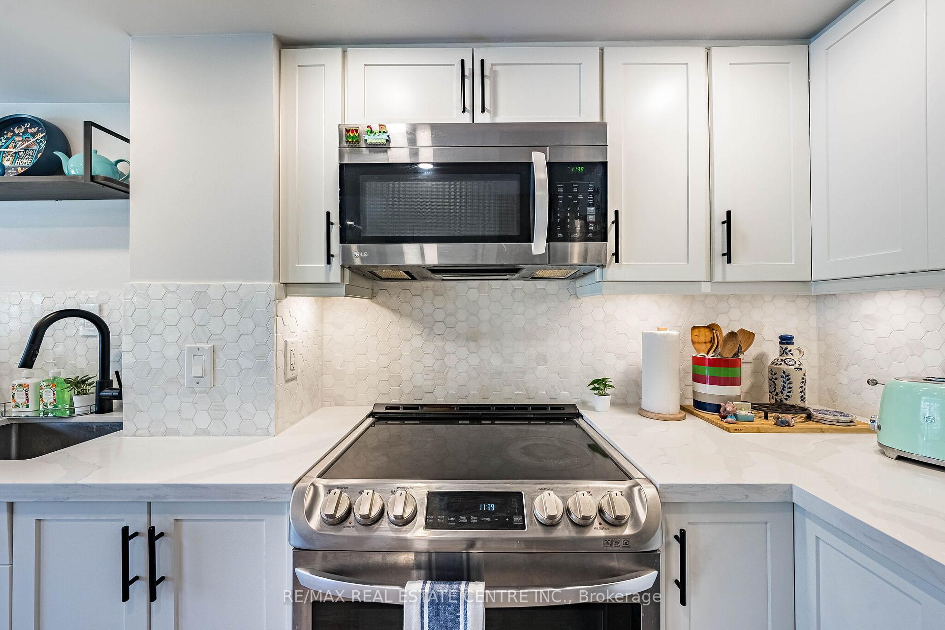 Photo 3 of Unit 920, 16 Laidlaw Street, Toronto, South Parkdale — HOMEH