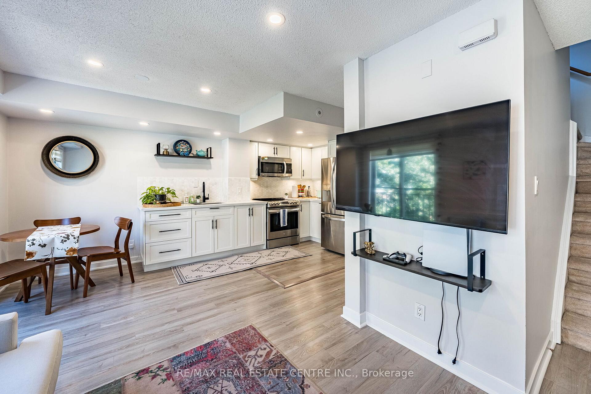Photo 5 of Unit 920, 16 Laidlaw Street, Toronto, South Parkdale — HOMEH