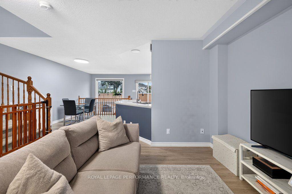 Photo 8 of 823 Nesting Way, Ottawa, Fallingbrook/Gardenway South — HOMEH