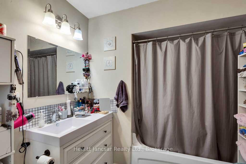 Photo 13 of 797 Hamilton Road, London, East M — HOMEH