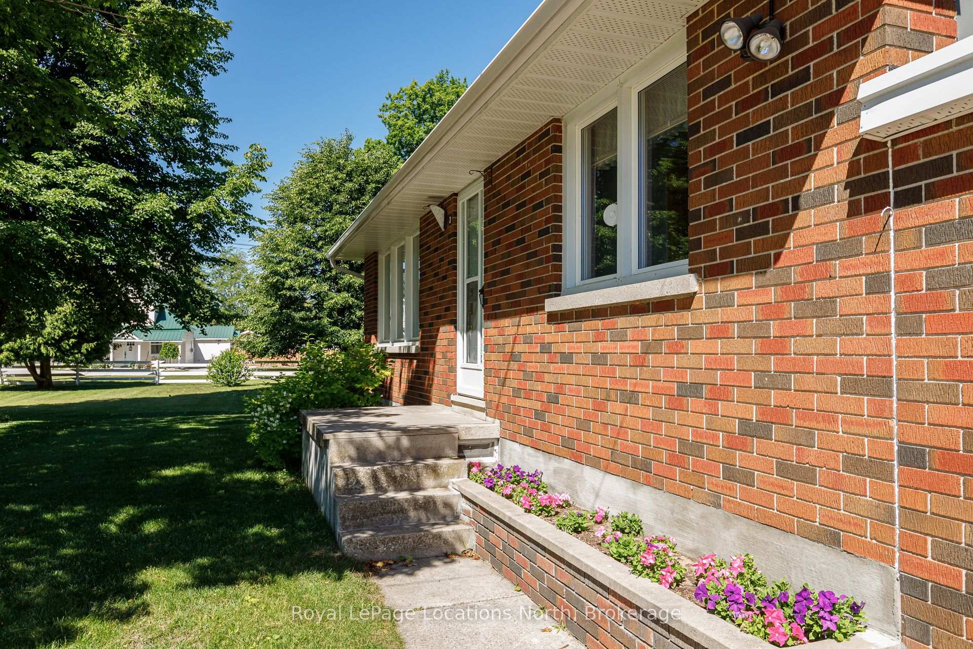 Photo 10 of 2 Buist Street, Clearview, Nottawa — HOMEH