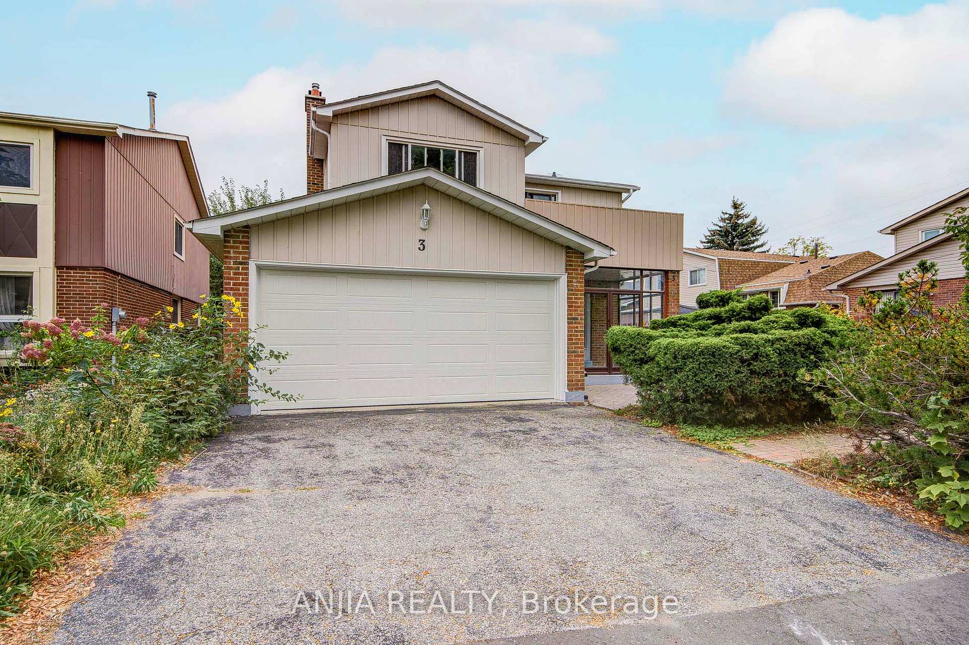 Photo 2 of 3 Mossbrook Crescent, Scarborough, Steeles — HOMEH