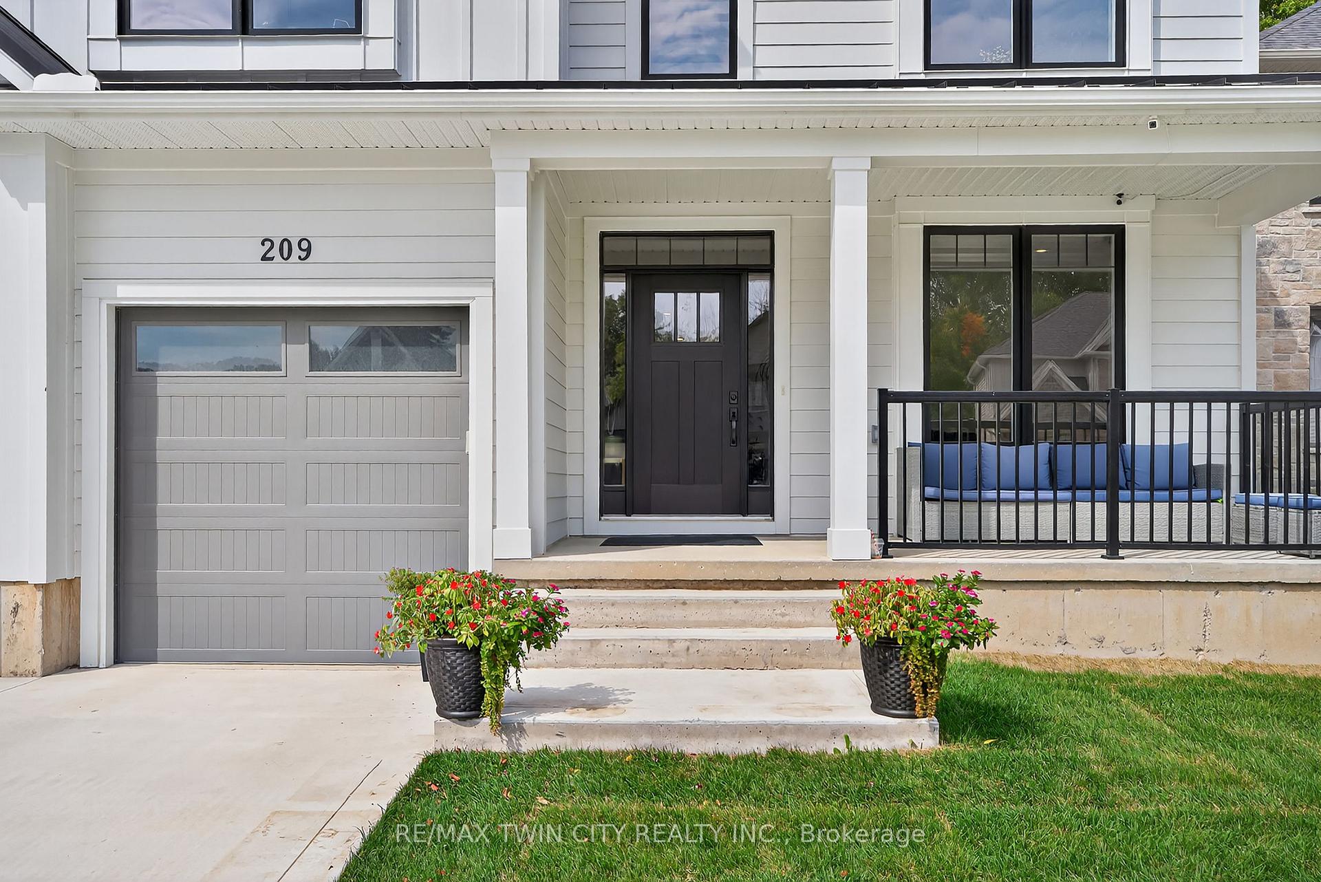 Photo 3 of 209 Jeffrey Place, Kitchener, Country Hills East — HOMEH