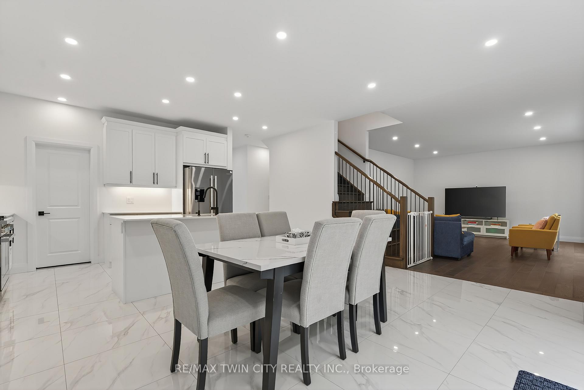 Photo 10 of 209 Jeffrey Place, Kitchener, Country Hills East — HOMEH