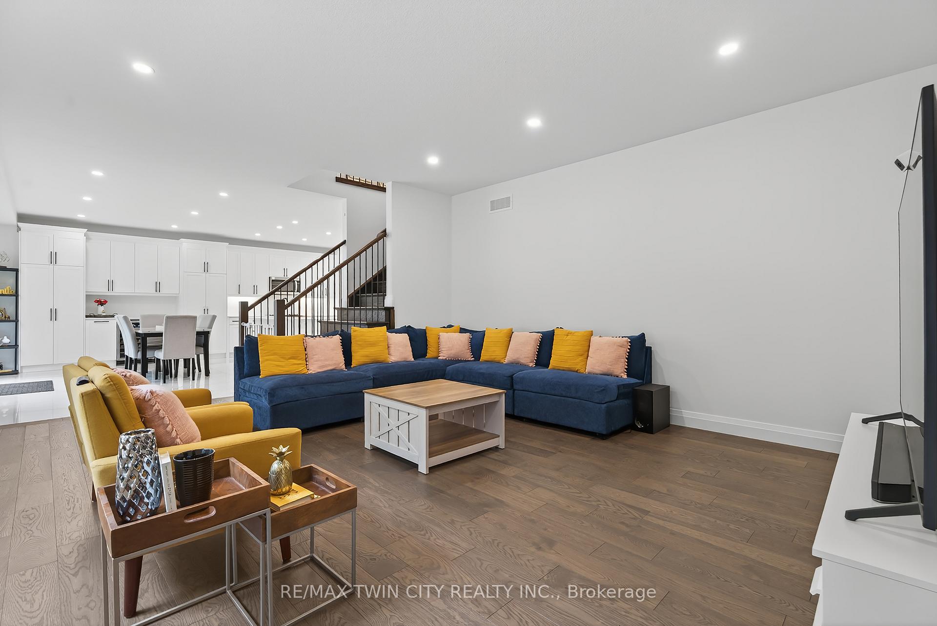 Photo 13 of 209 Jeffrey Place, Kitchener, Country Hills East — HOMEH