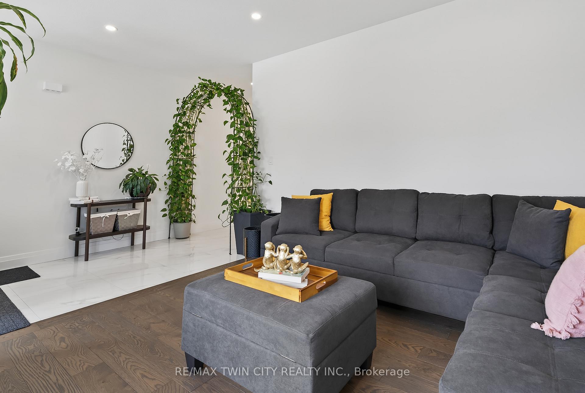 Photo 14 of 209 Jeffrey Place, Kitchener, Country Hills East — HOMEH