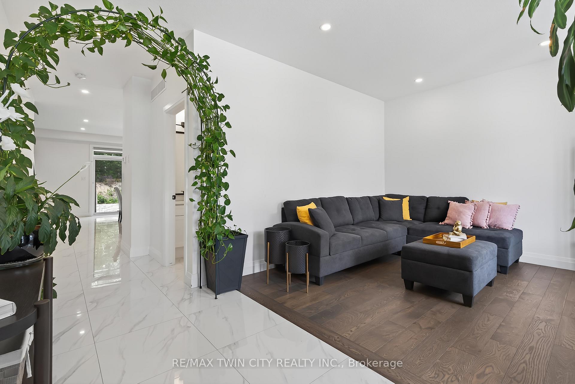 Photo 16 of 209 Jeffrey Place, Kitchener, Country Hills East — HOMEH