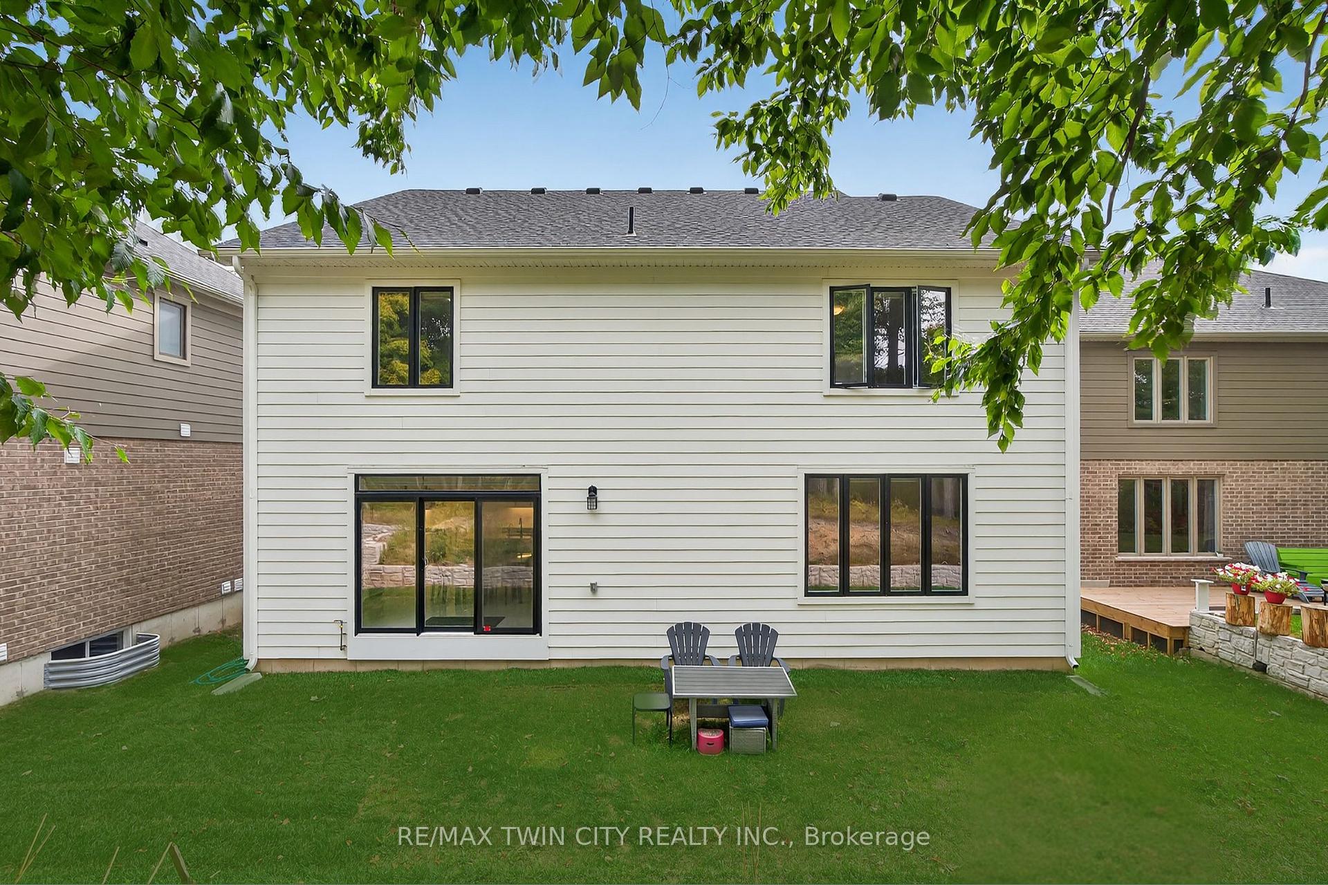 Photo 33 of 209 Jeffrey Place, Kitchener, Country Hills East — HOMEH