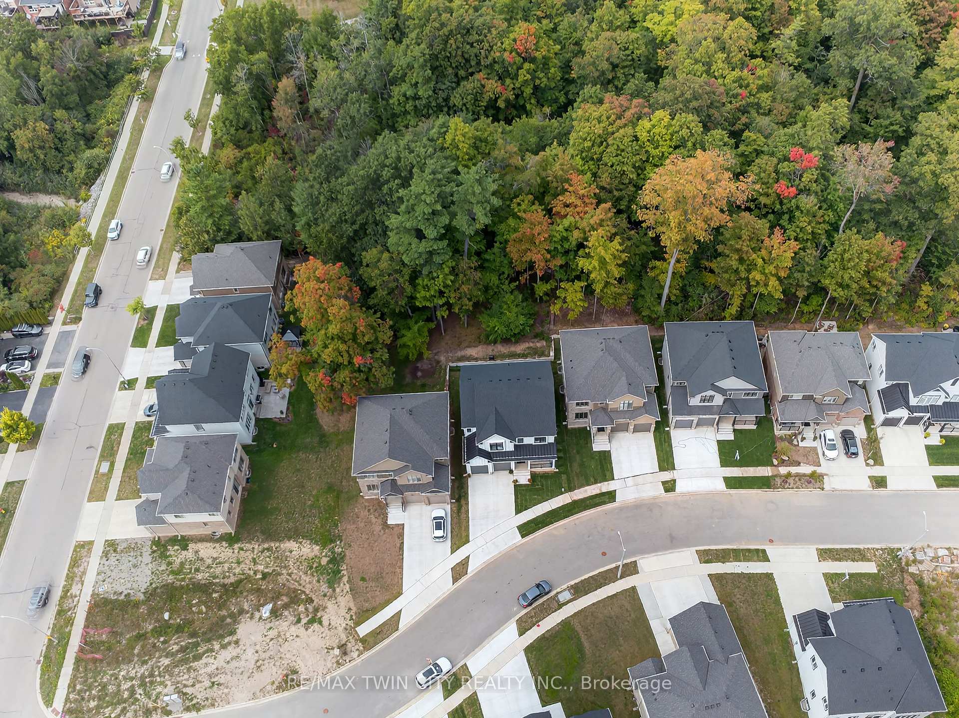 Photo 35 of 209 Jeffrey Place, Kitchener, Country Hills East — HOMEH