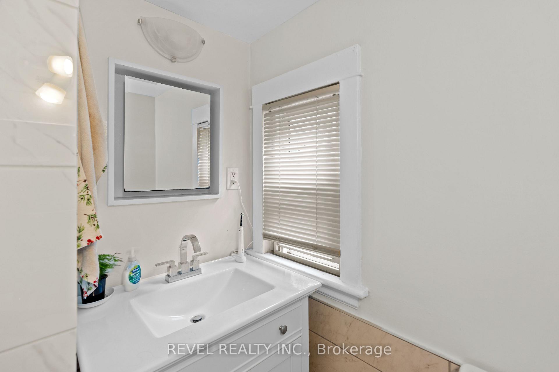 Photo 8 of 33 Cline Avenue N, Hamilton, Westdale — HOMEH