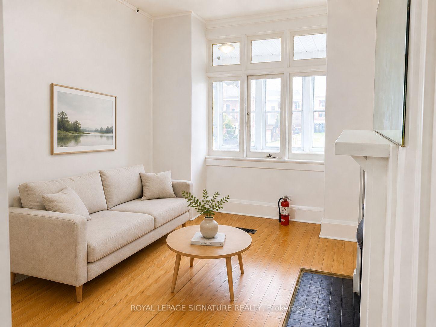 Photo of 916 Woodbine Avenue